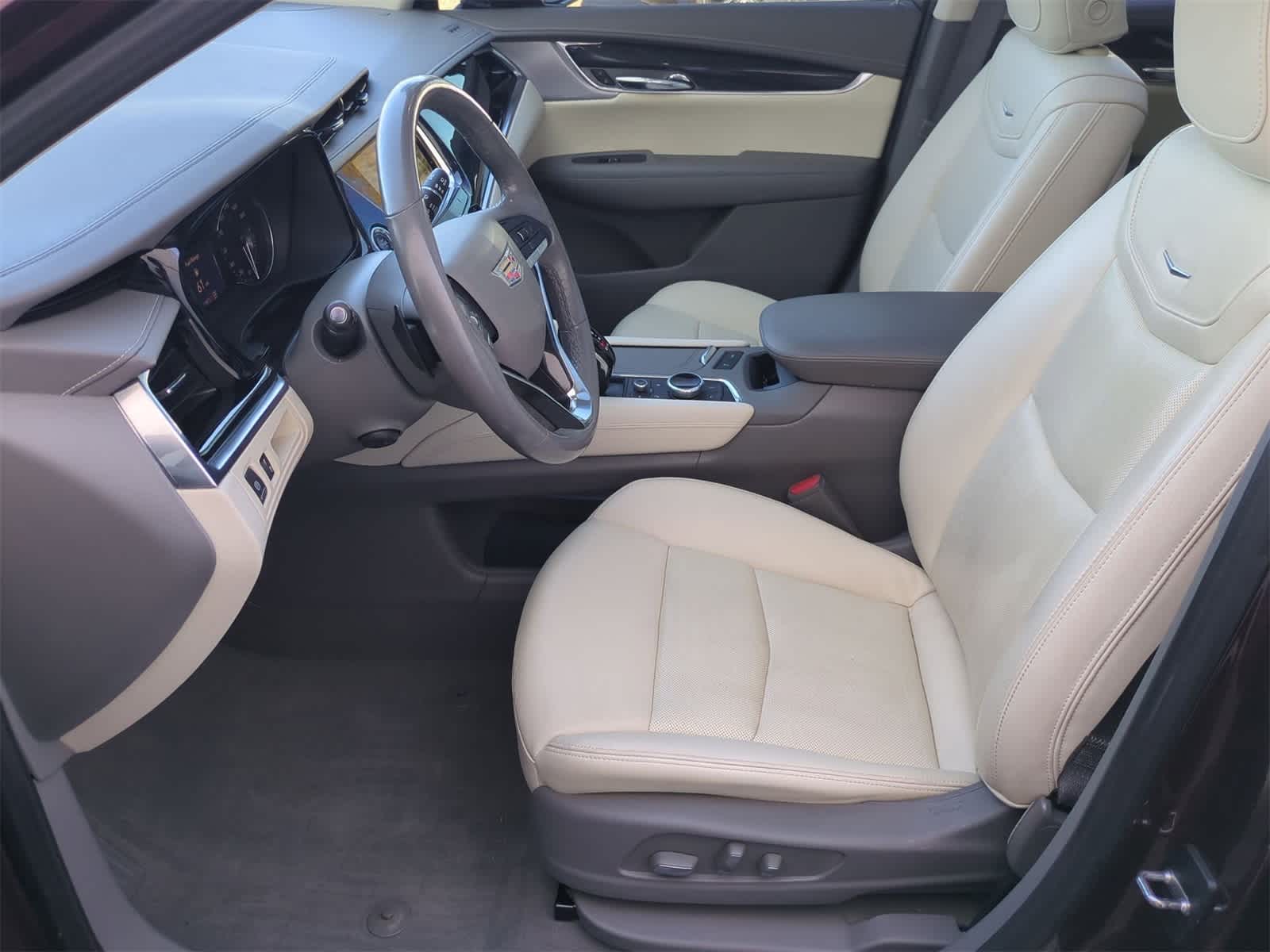 Thumbnail: 2022 Cadillac XT6 - 16