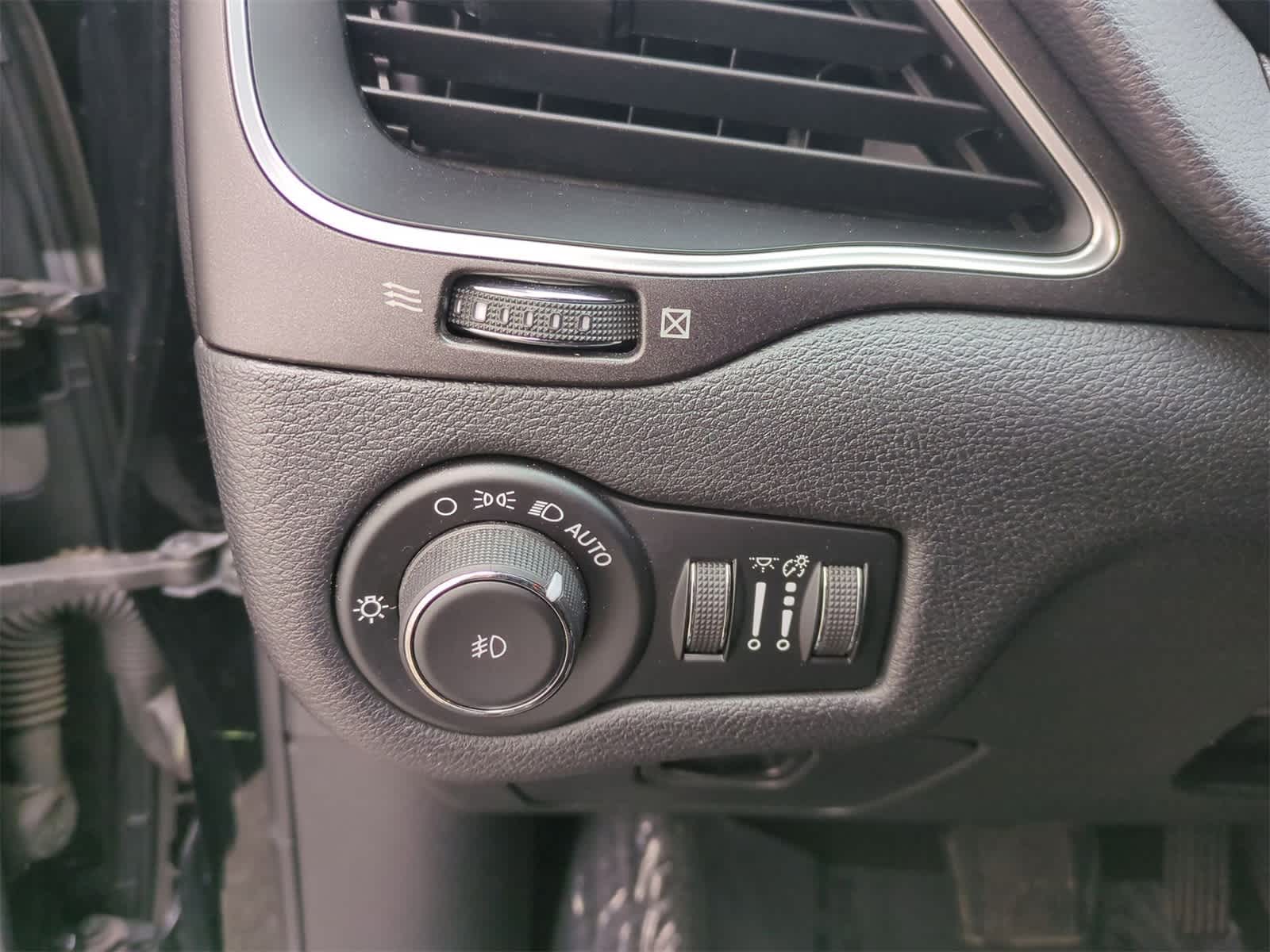 Thumbnail: 2019 Jeep Cherokee - 28