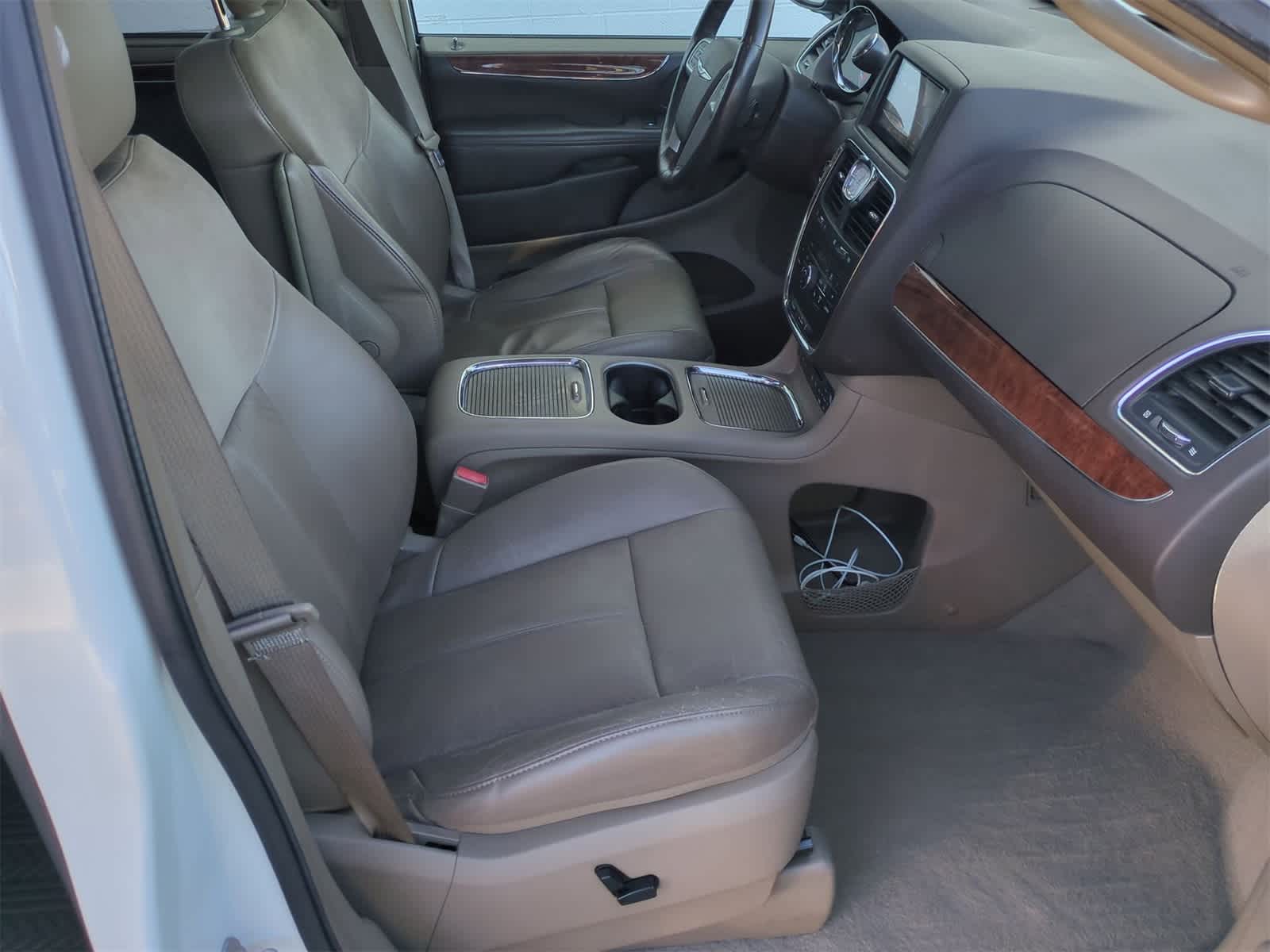 Thumbnail: 2011 Chrysler Town & Country - 21