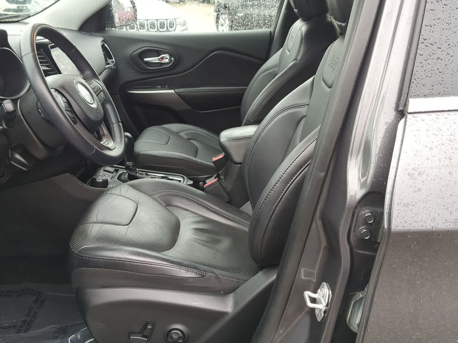 Thumbnail: 2019 Jeep Cherokee - 16