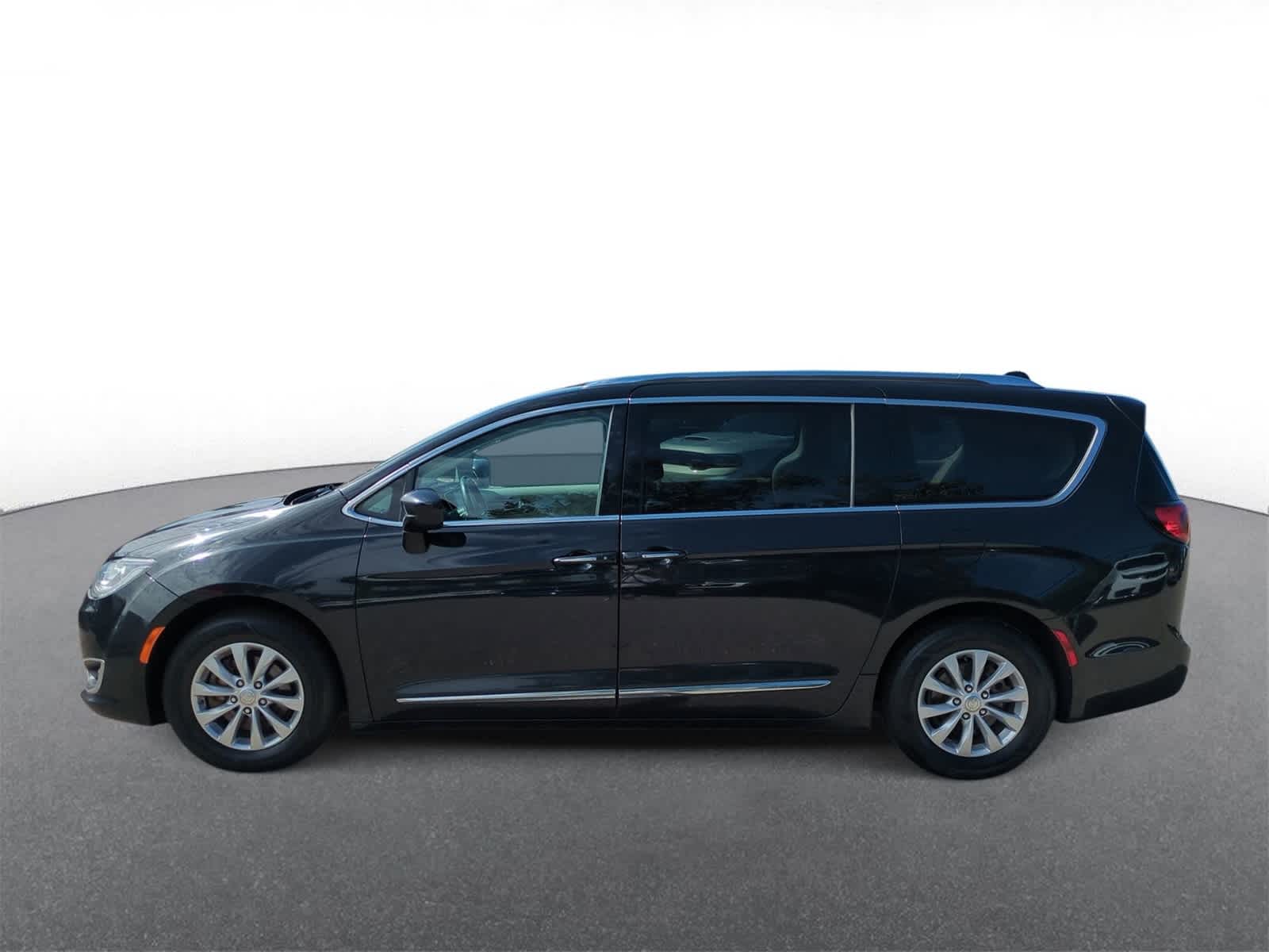 Thumbnail: 2019 Chrysler Pacifica - 5