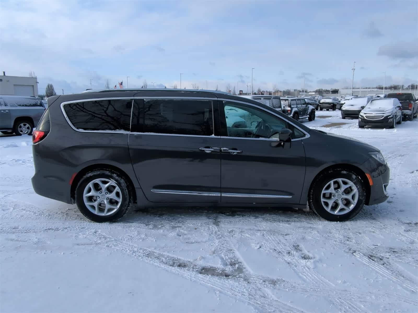 Thumbnail: 2017 Chrysler Pacifica - 15