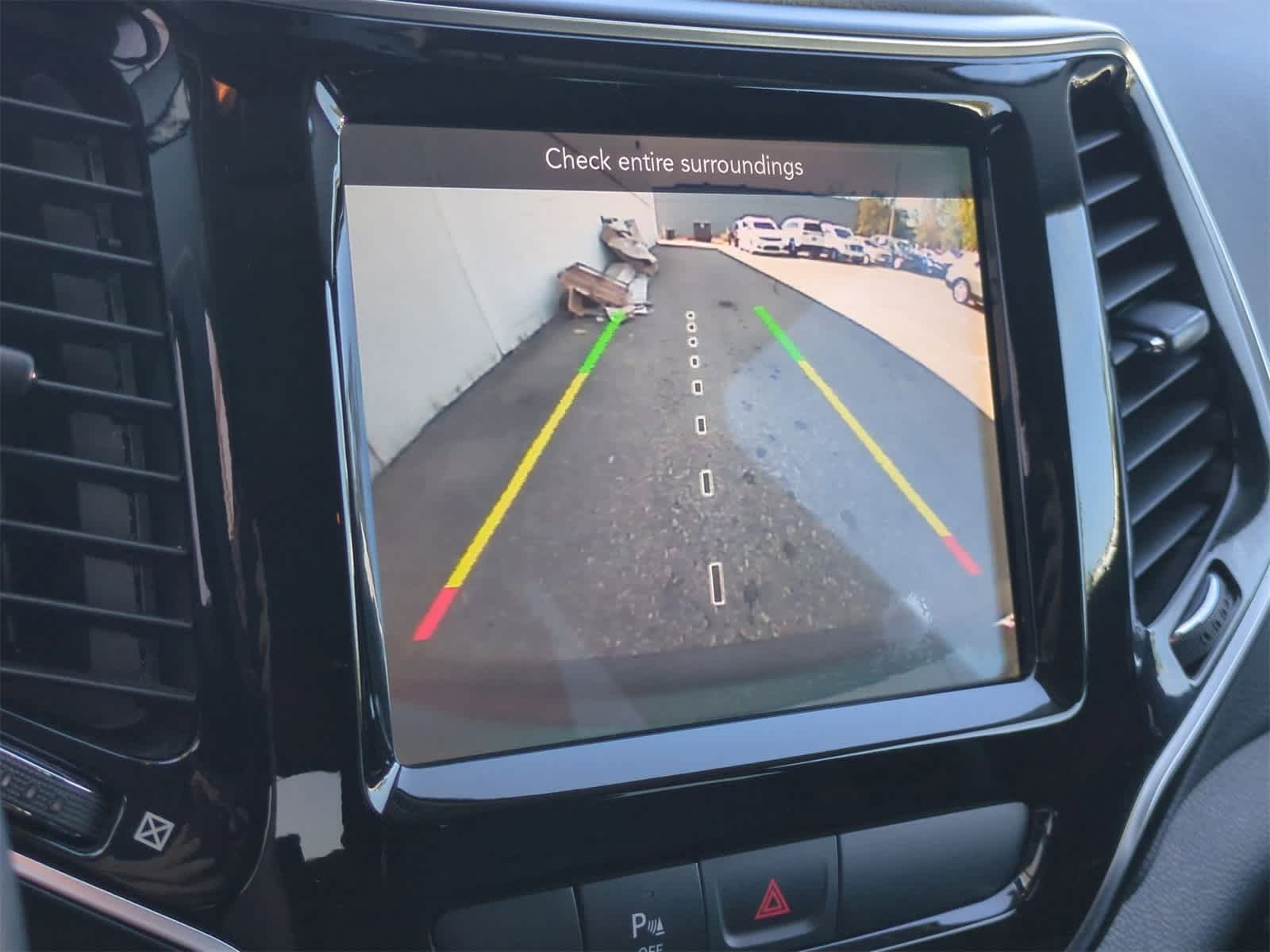 Thumbnail: 2019 Jeep Cherokee - 28