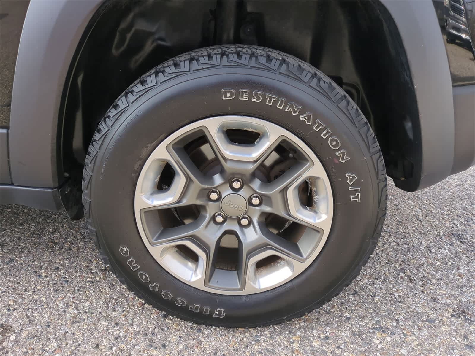 Thumbnail: 2019 Jeep Cherokee - 14