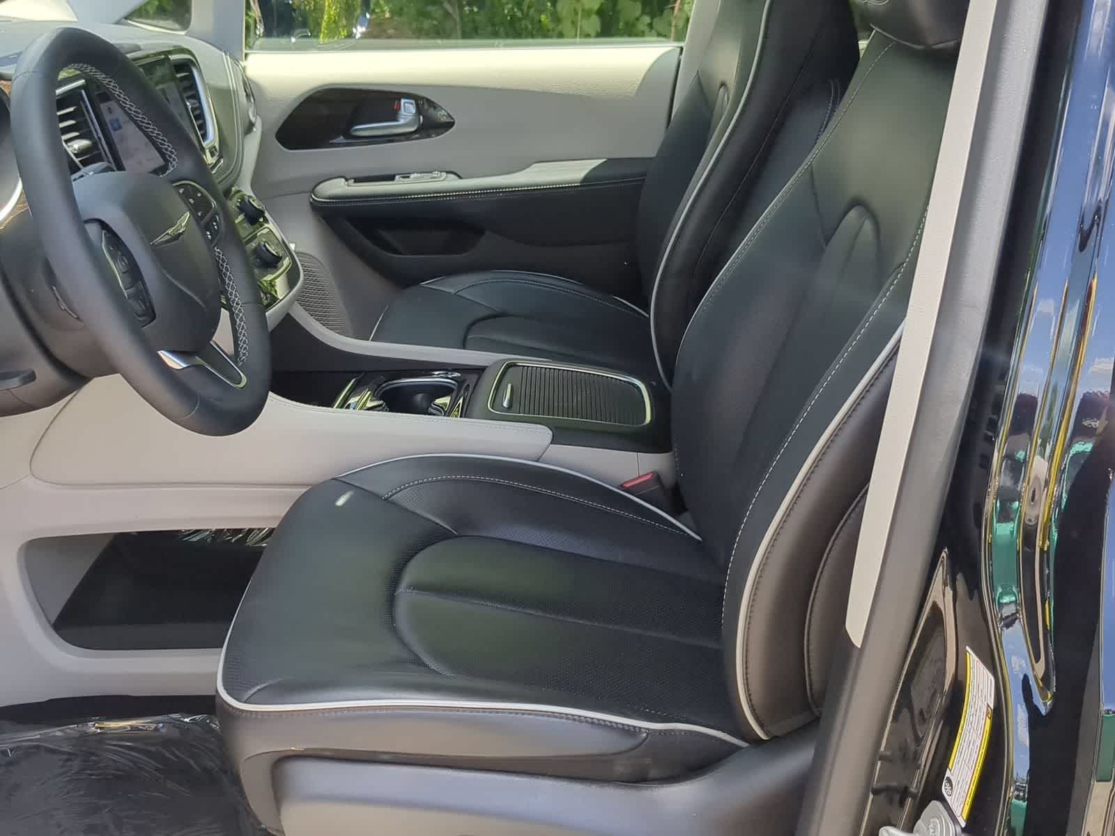 Thumbnail: 2024 Chrysler Pacifica - 16