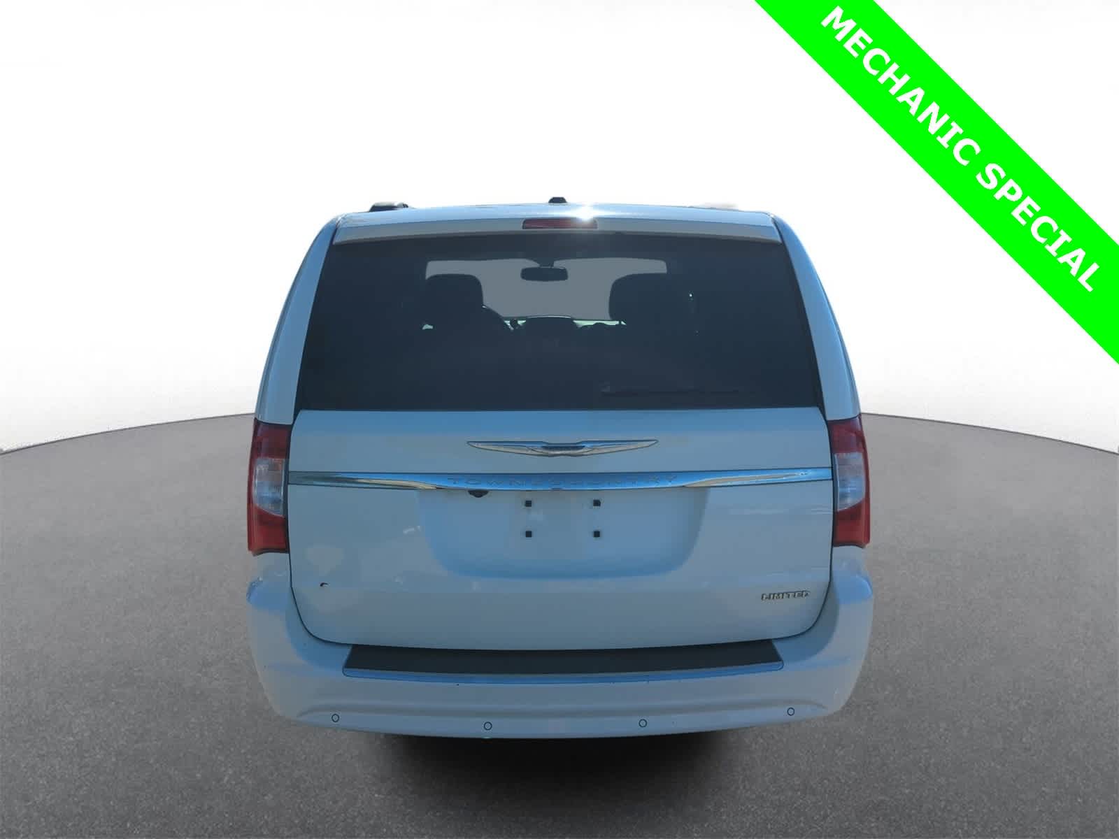 Thumbnail: 2011 Chrysler Town & Country - 7