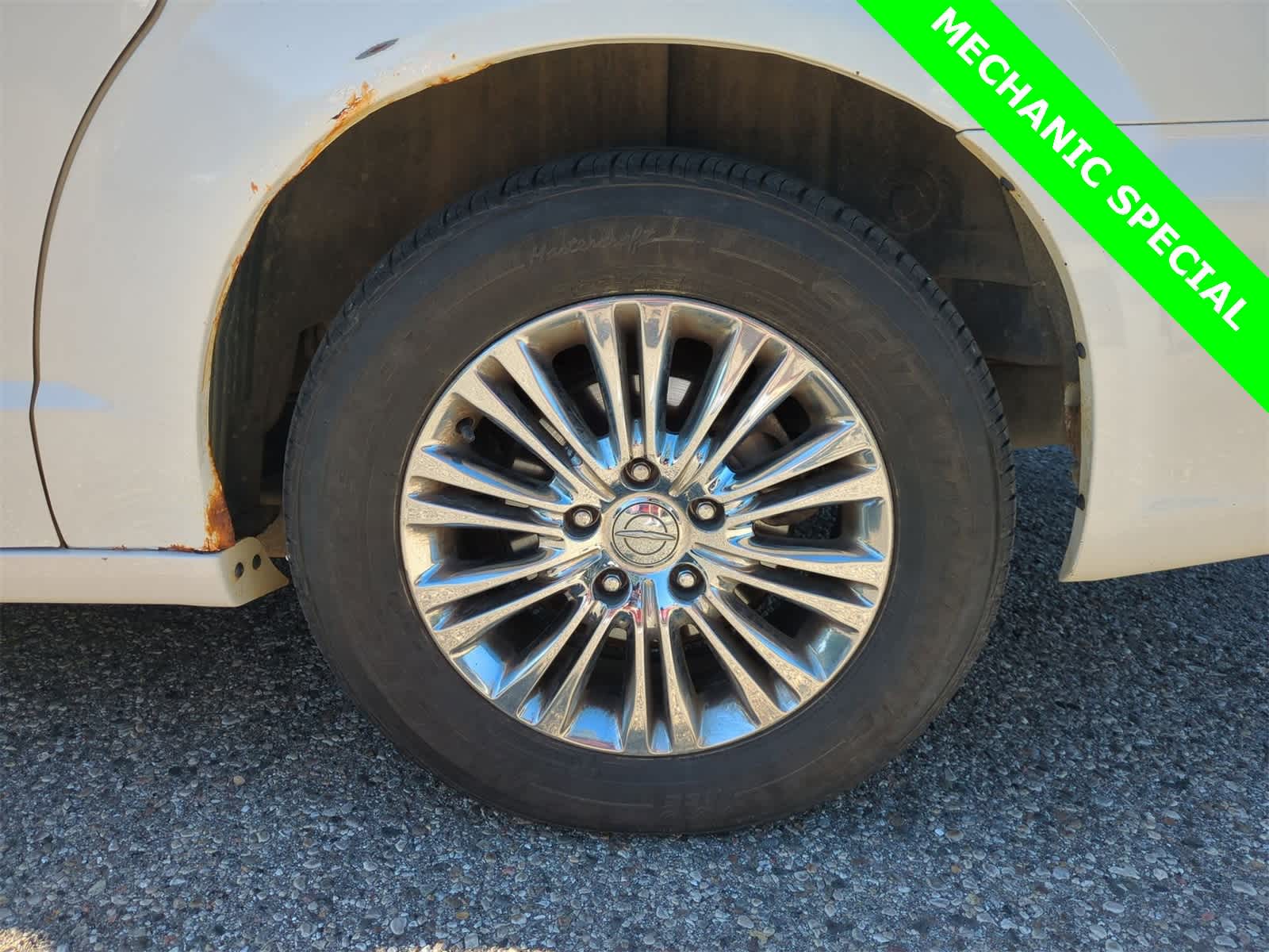 Thumbnail: 2011 Chrysler Town & Country - 13