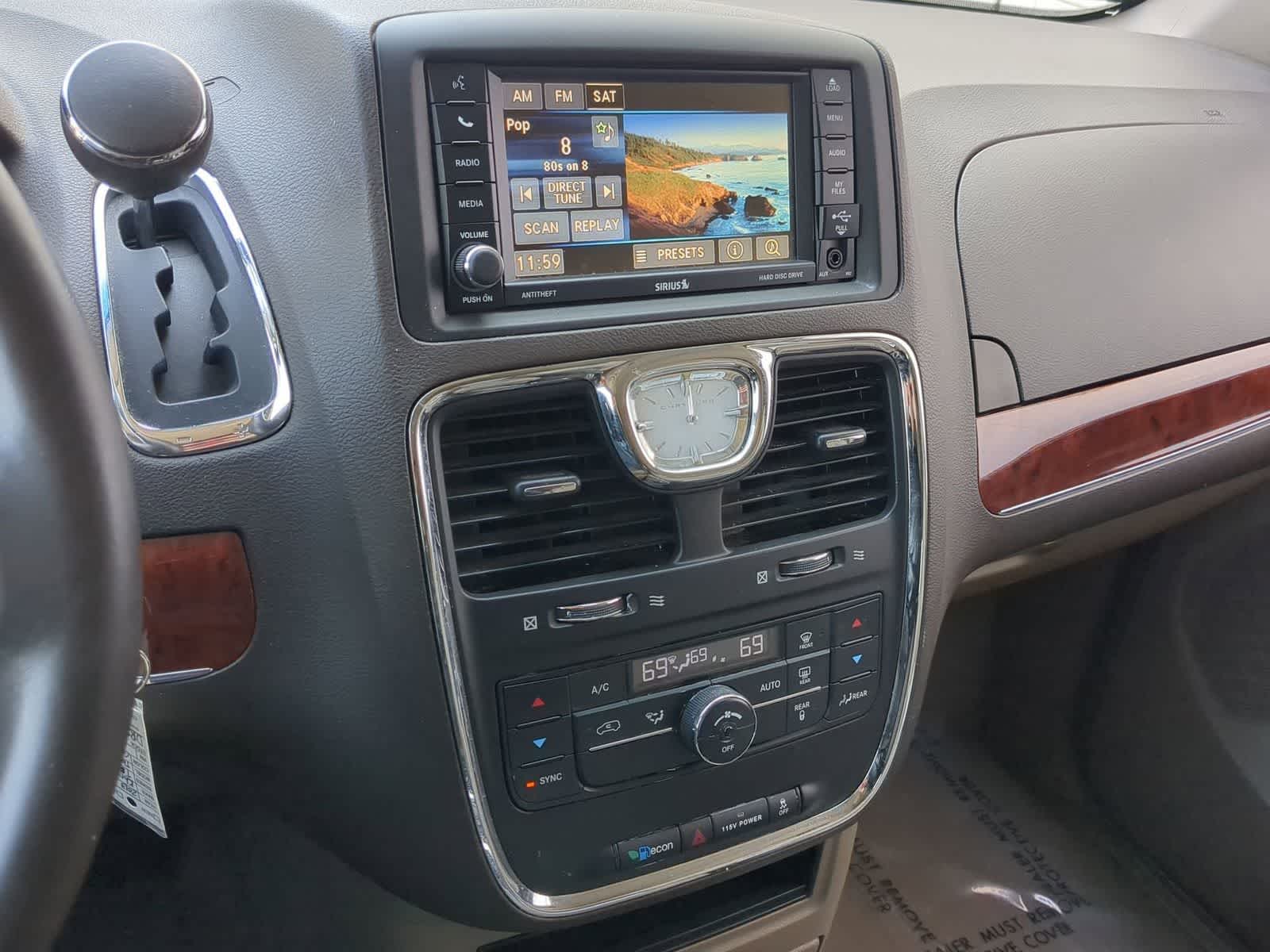 Thumbnail: 2013 Chrysler Town & Country - 26