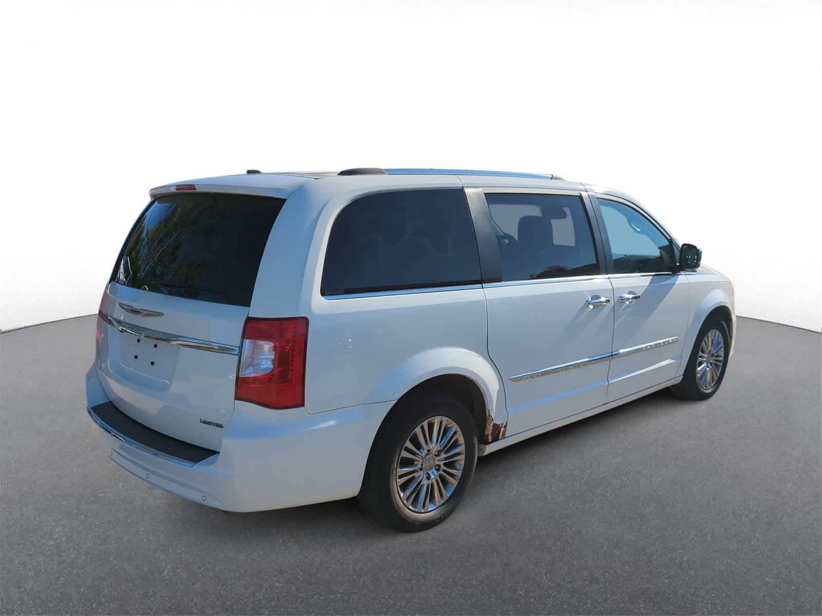 Thumbnail: 2011 Chrysler Town & Country - 8
