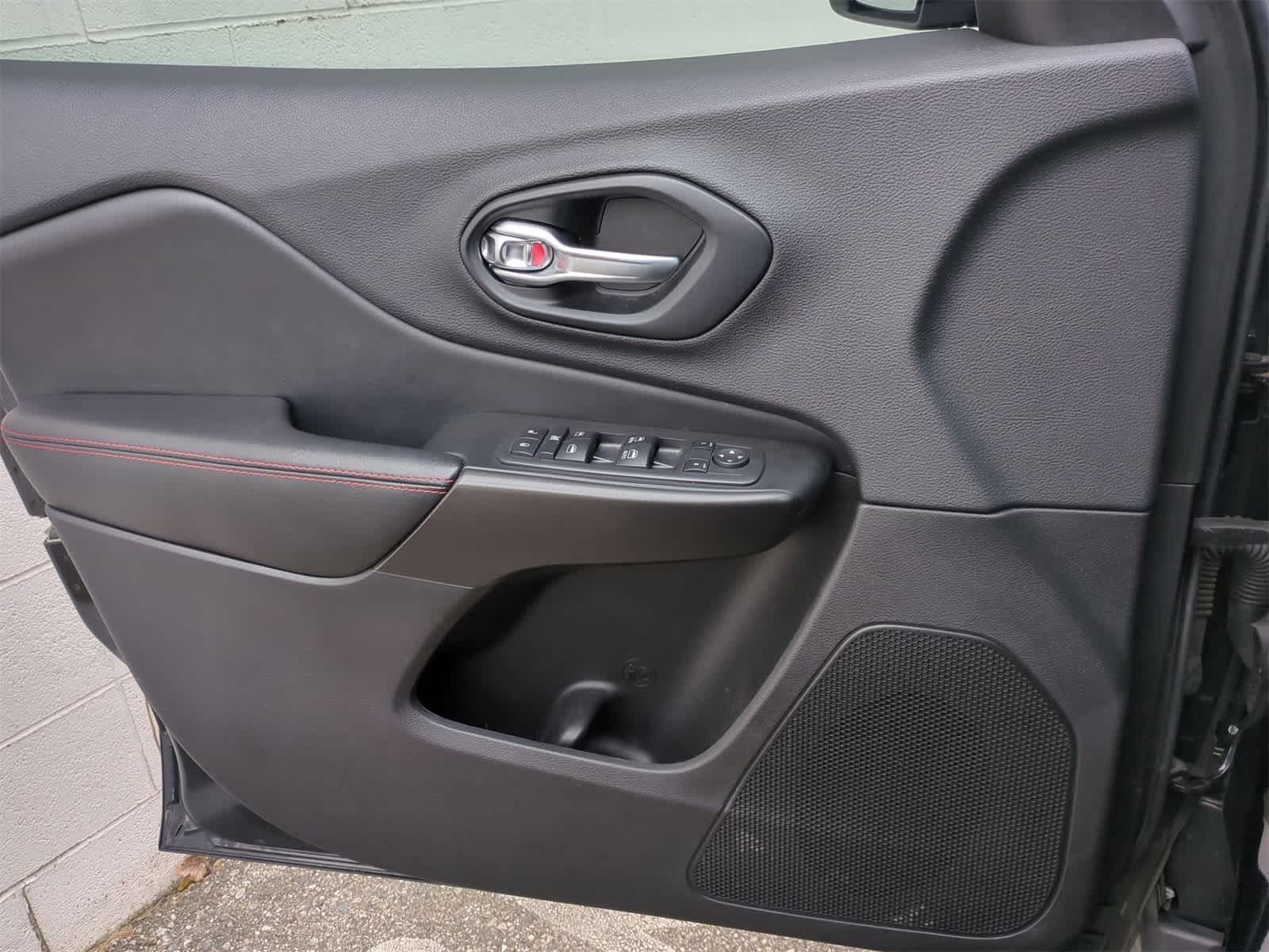 Thumbnail: 2019 Jeep Cherokee - 30