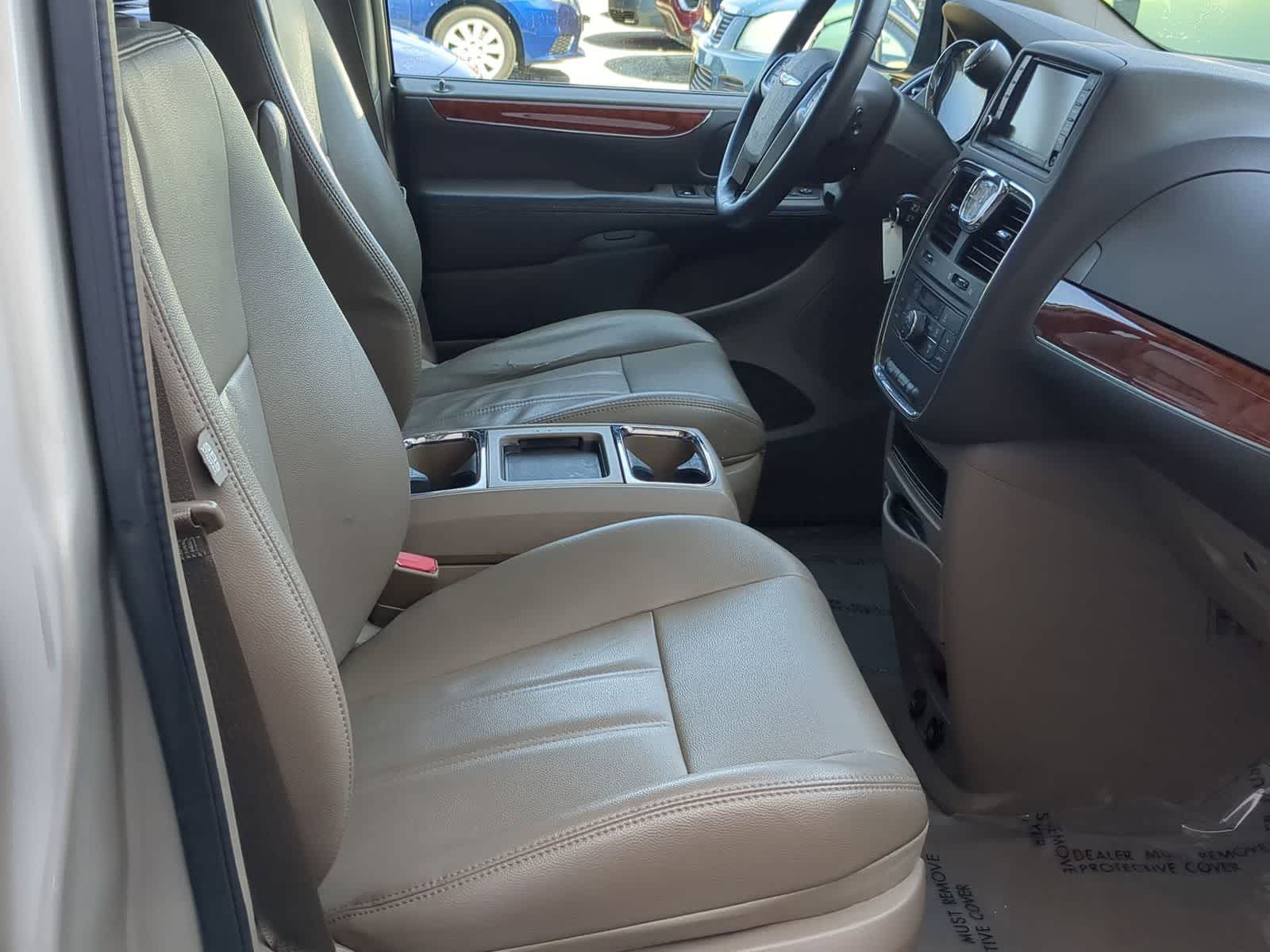 Thumbnail: 2013 Chrysler Town & Country - 21