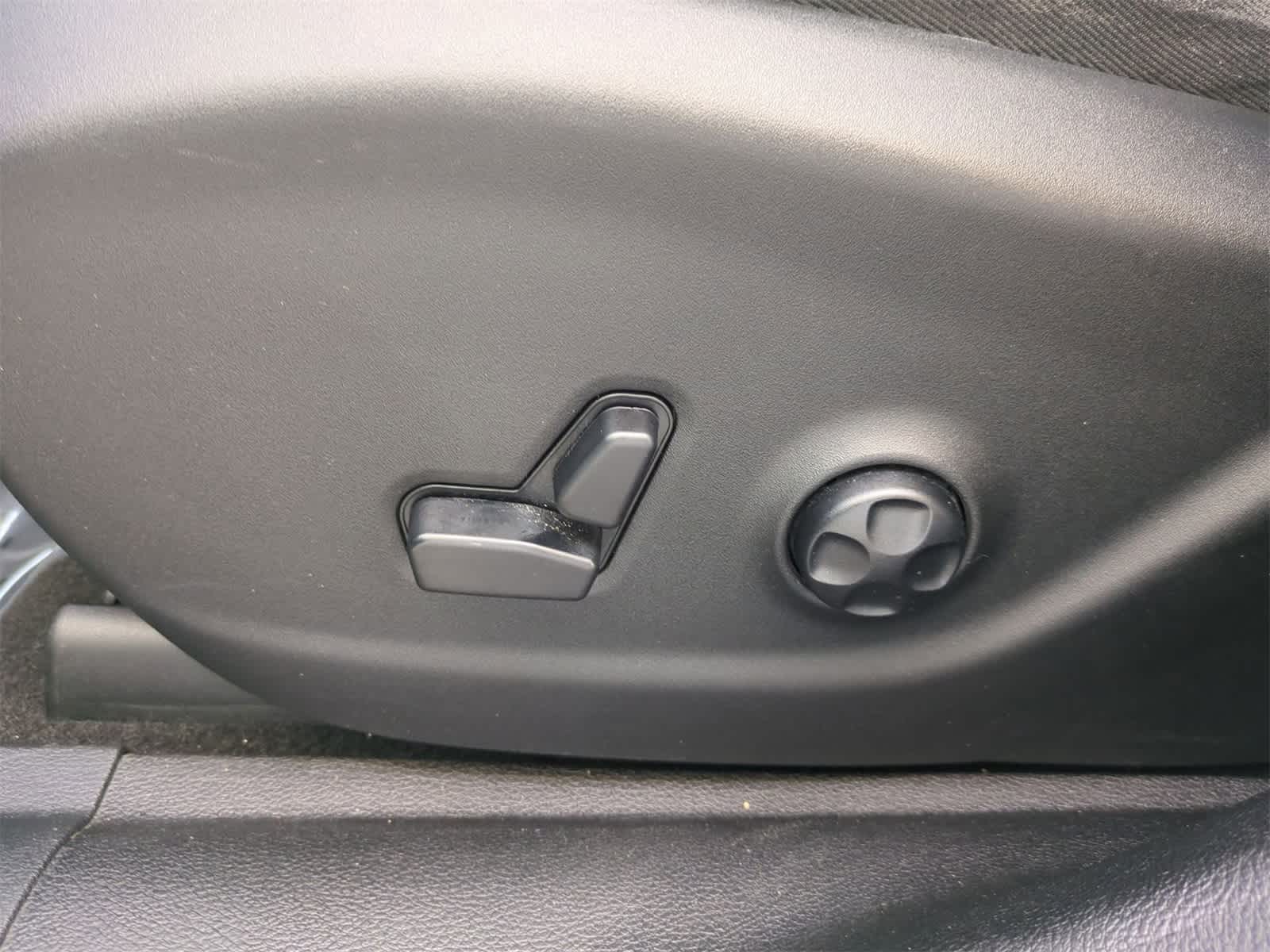 Thumbnail: 2019 Jeep Cherokee - 17