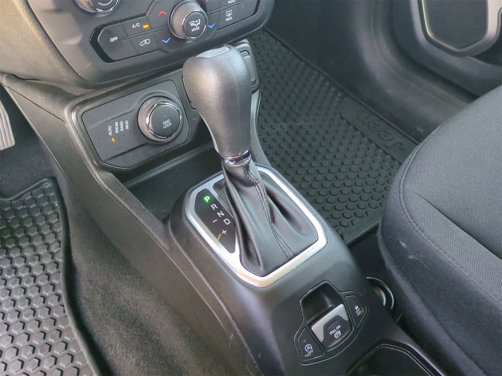 2023 Jeep Renegade Latitude 28