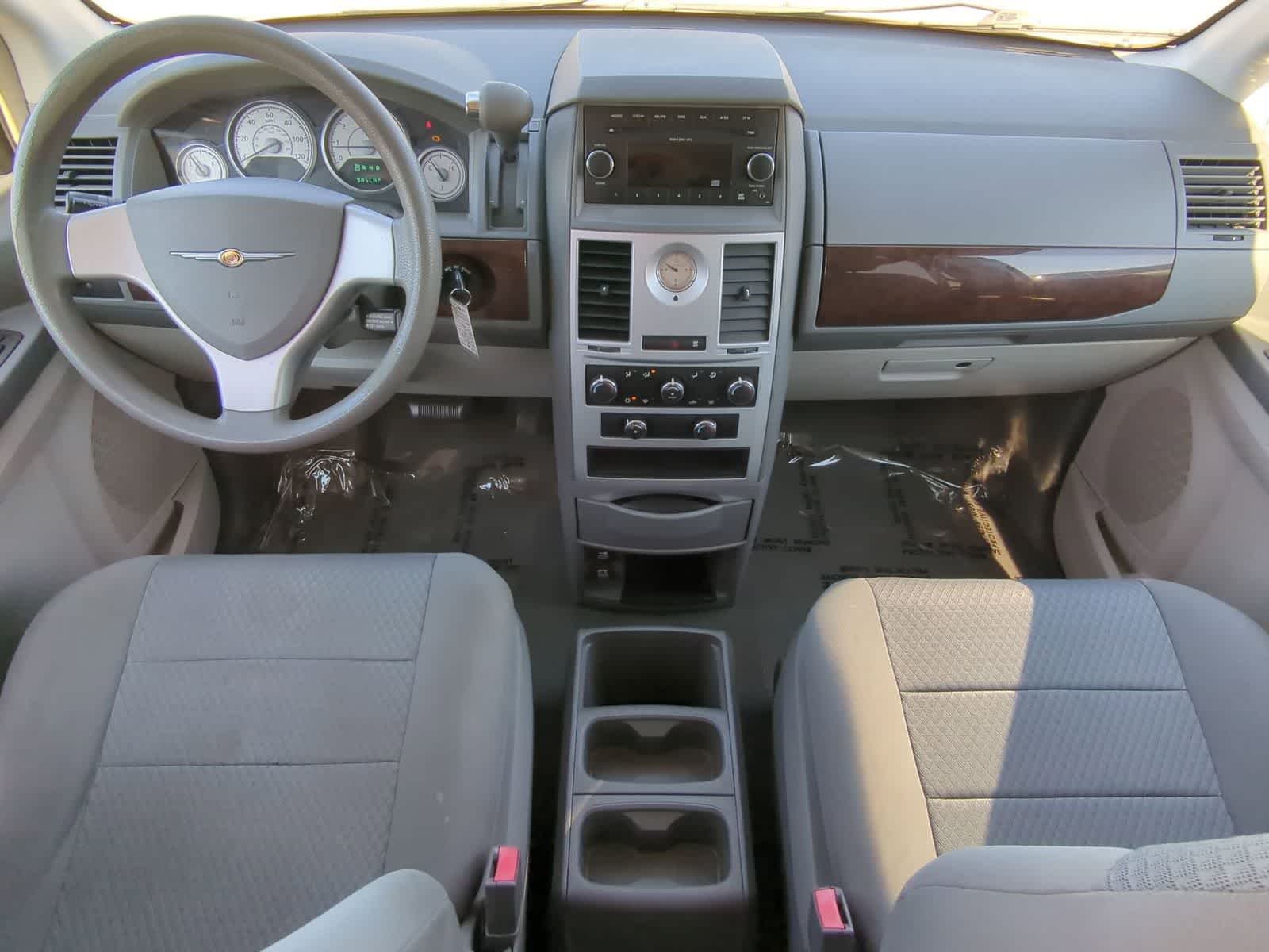 Thumbnail: 2010 Chrysler Town & Country - 15