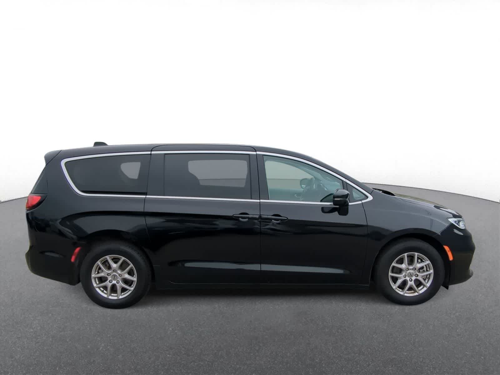 Thumbnail: 2024 Chrysler Pacifica - 9