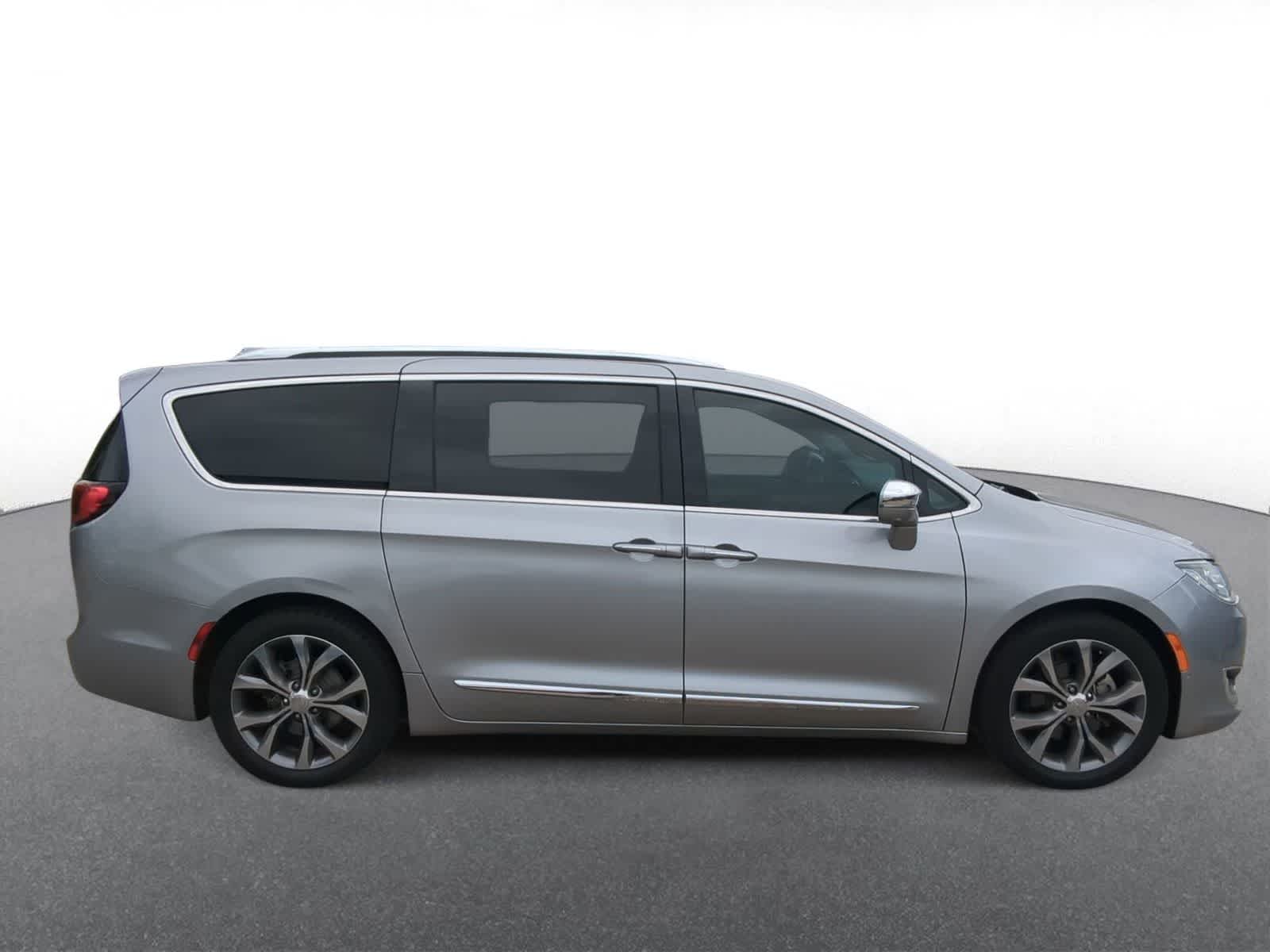 Thumbnail: 2018 Chrysler Pacifica - 9