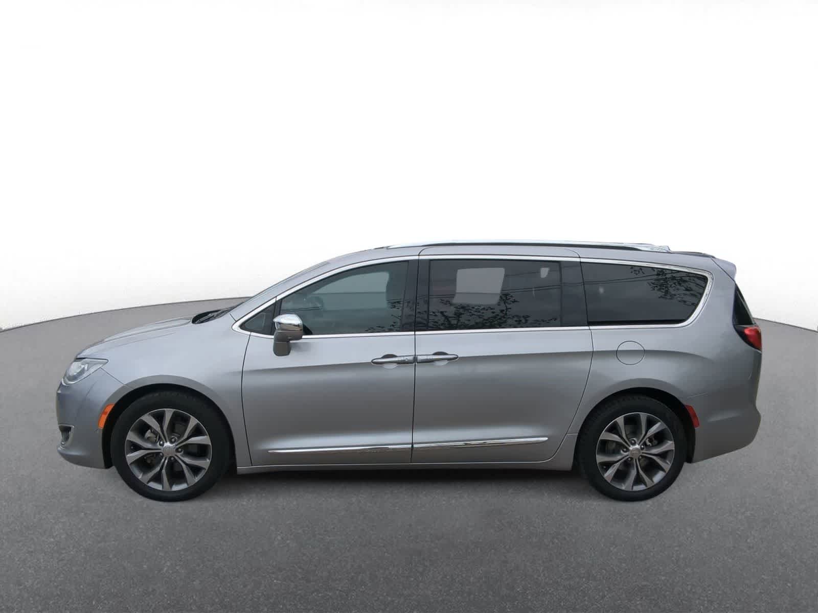Thumbnail: 2018 Chrysler Pacifica - 5