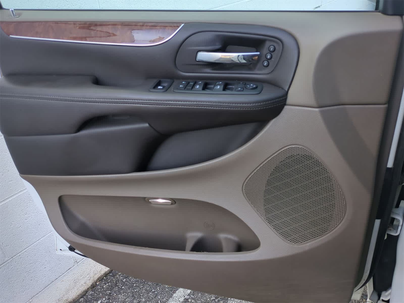 Thumbnail: 2011 Chrysler Town & Country - 29