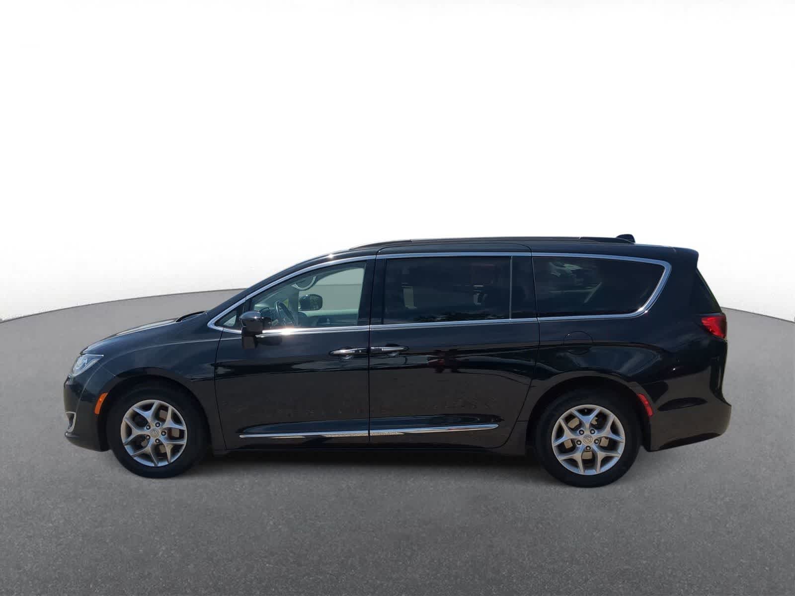 Thumbnail: 2017 Chrysler Pacifica - 5