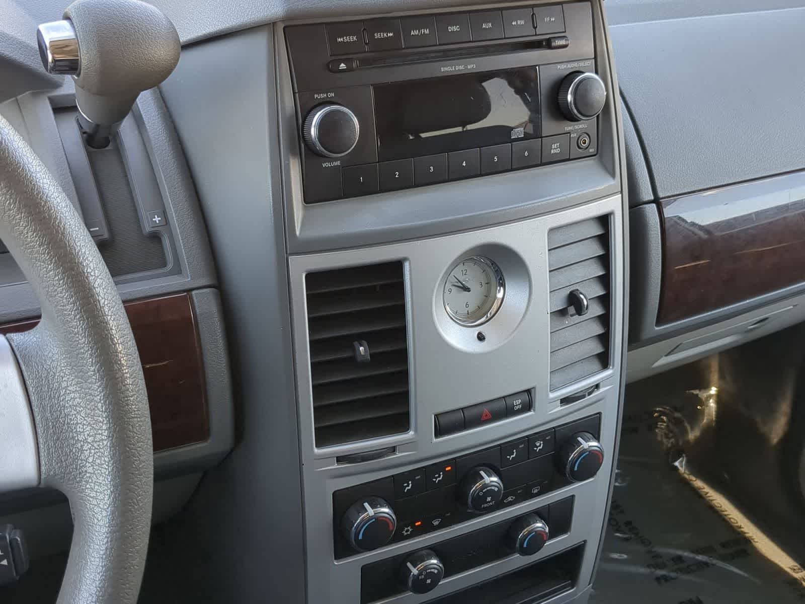 Thumbnail: 2010 Chrysler Town & Country - 24