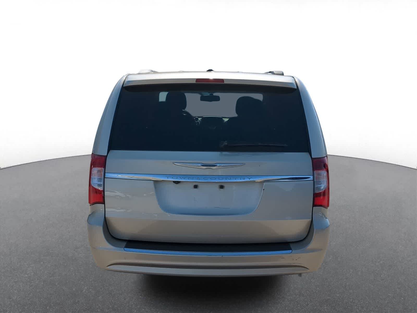 Thumbnail: 2013 Chrysler Town & Country - 7