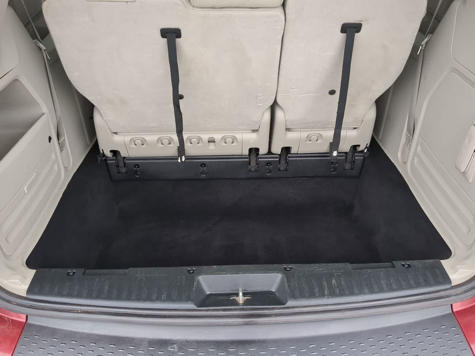 Thumbnail: 2013 Chrysler Town & Country - 31