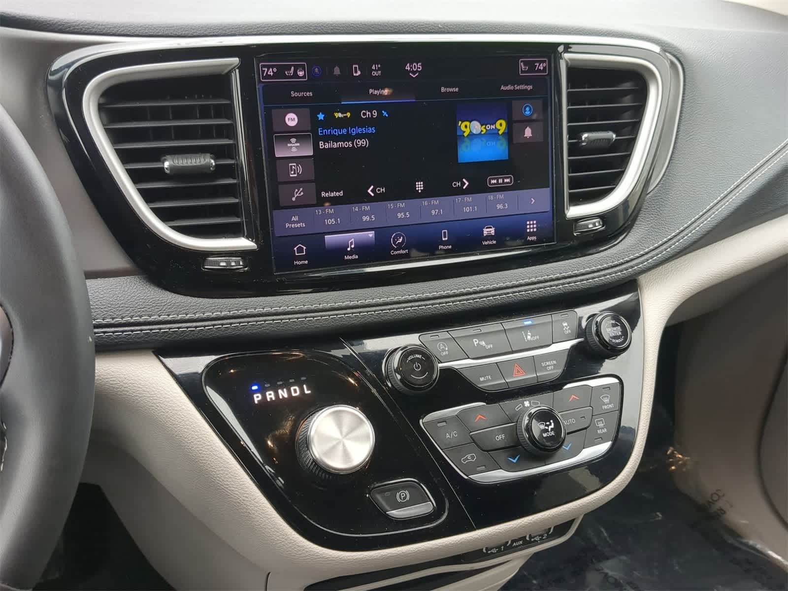 Thumbnail: 2023 Chrysler Pacifica - 27