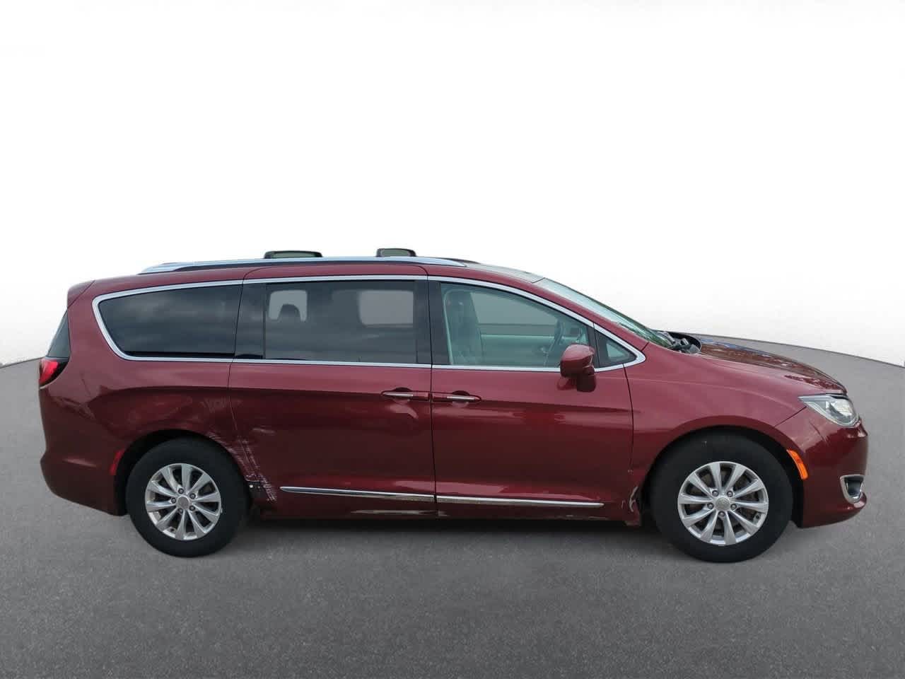 Thumbnail: 2018 Chrysler Pacifica - 9