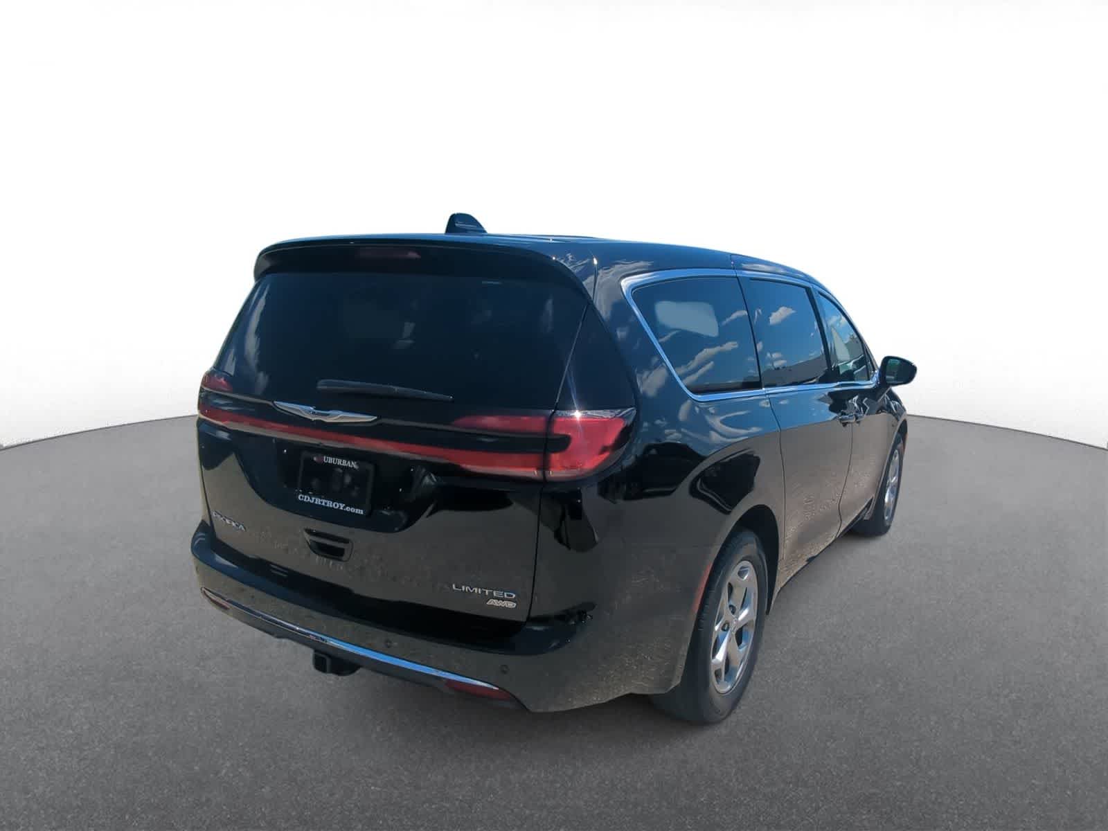 Thumbnail: 2024 Chrysler Pacifica - 8