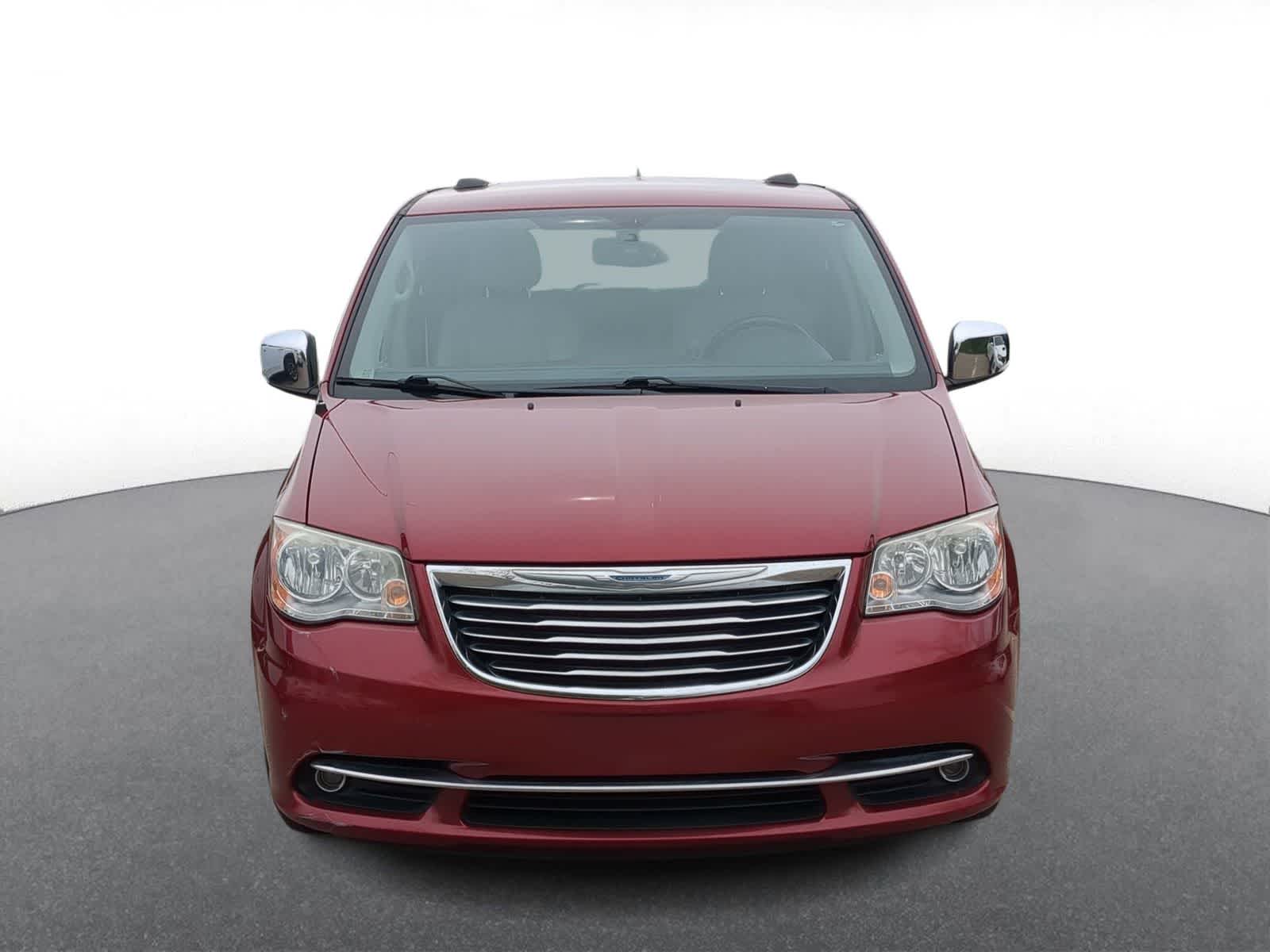 Thumbnail: 2013 Chrysler Town & Country - 3