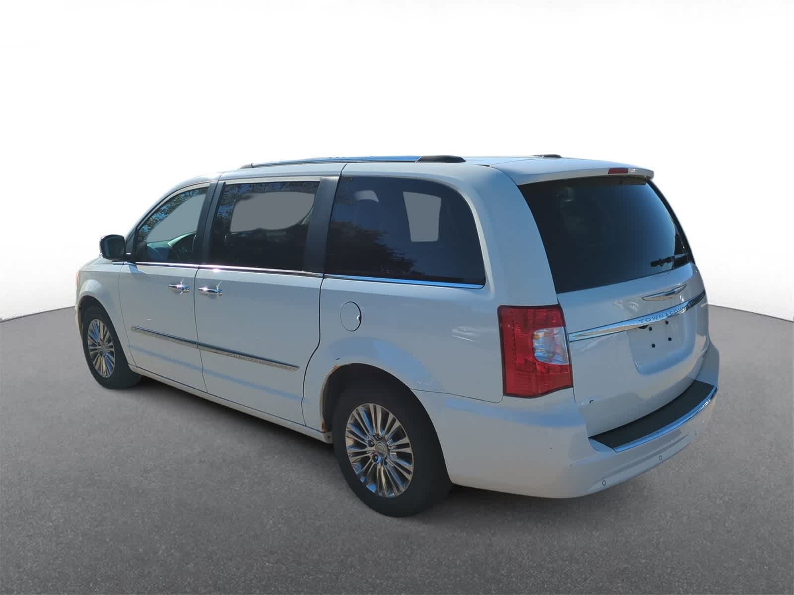 Thumbnail: 2011 Chrysler Town & Country - 6
