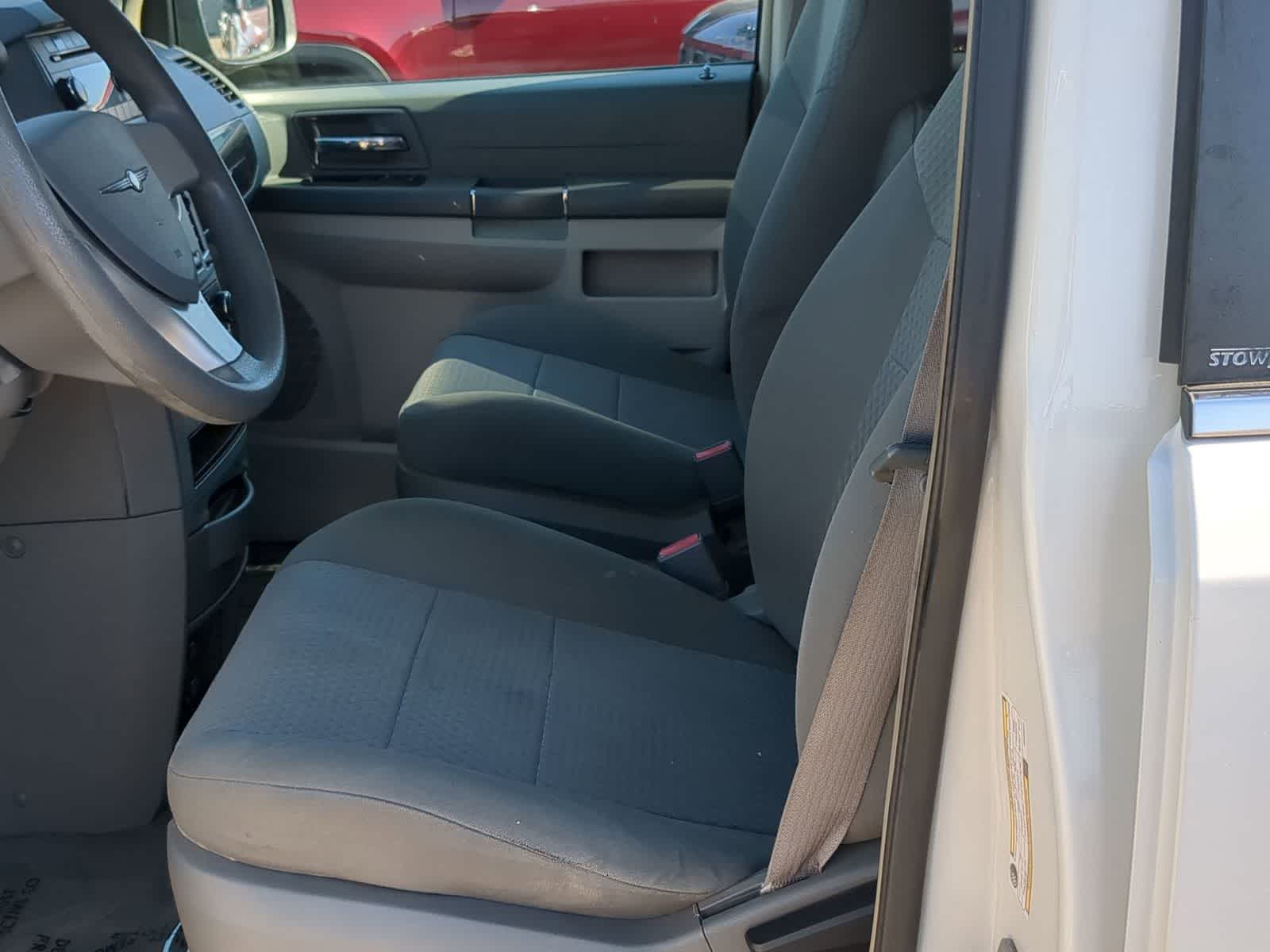 Thumbnail: 2010 Chrysler Town & Country - 16