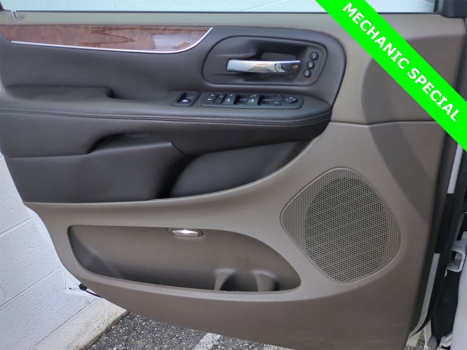 Thumbnail: 2011 Chrysler Town & Country - 29