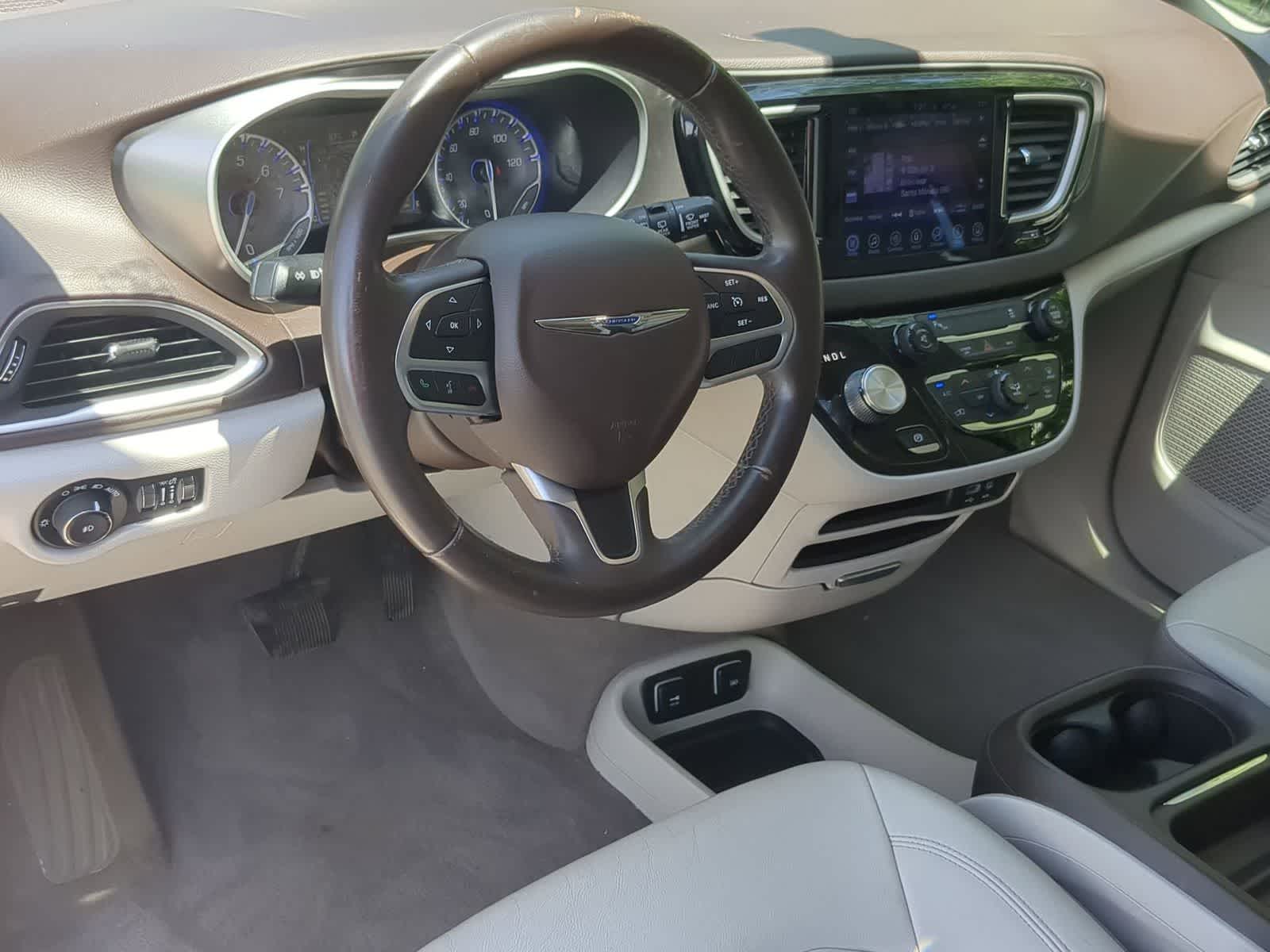 Thumbnail: 2017 Chrysler Pacifica - 10