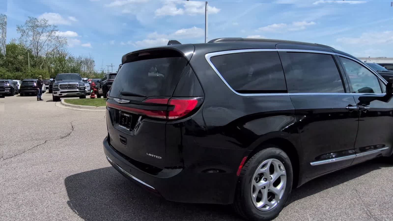 Thumbnail: 2023 Chrysler Pacifica - 8