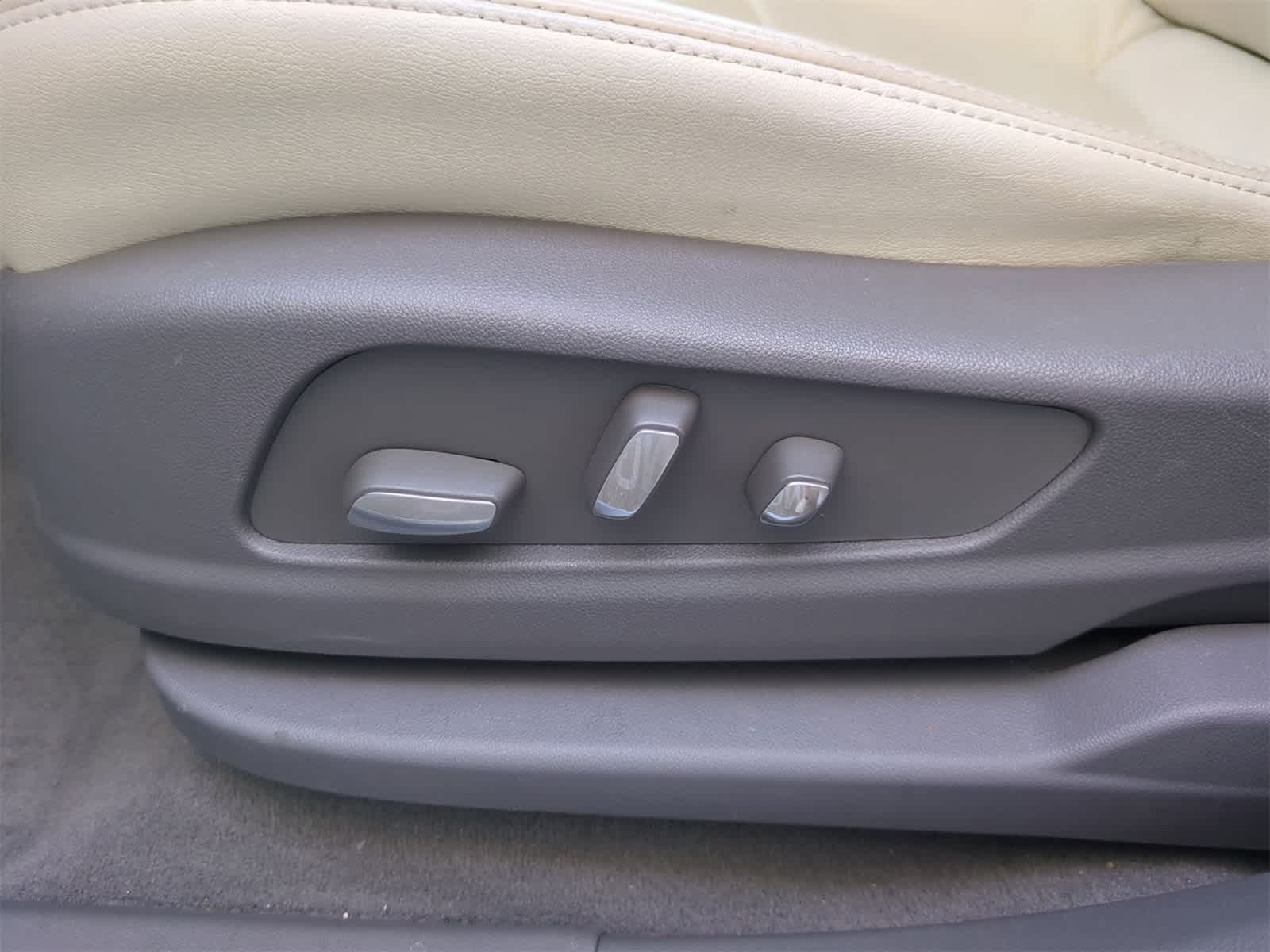 Thumbnail: 2024 Cadillac XT6 - 17