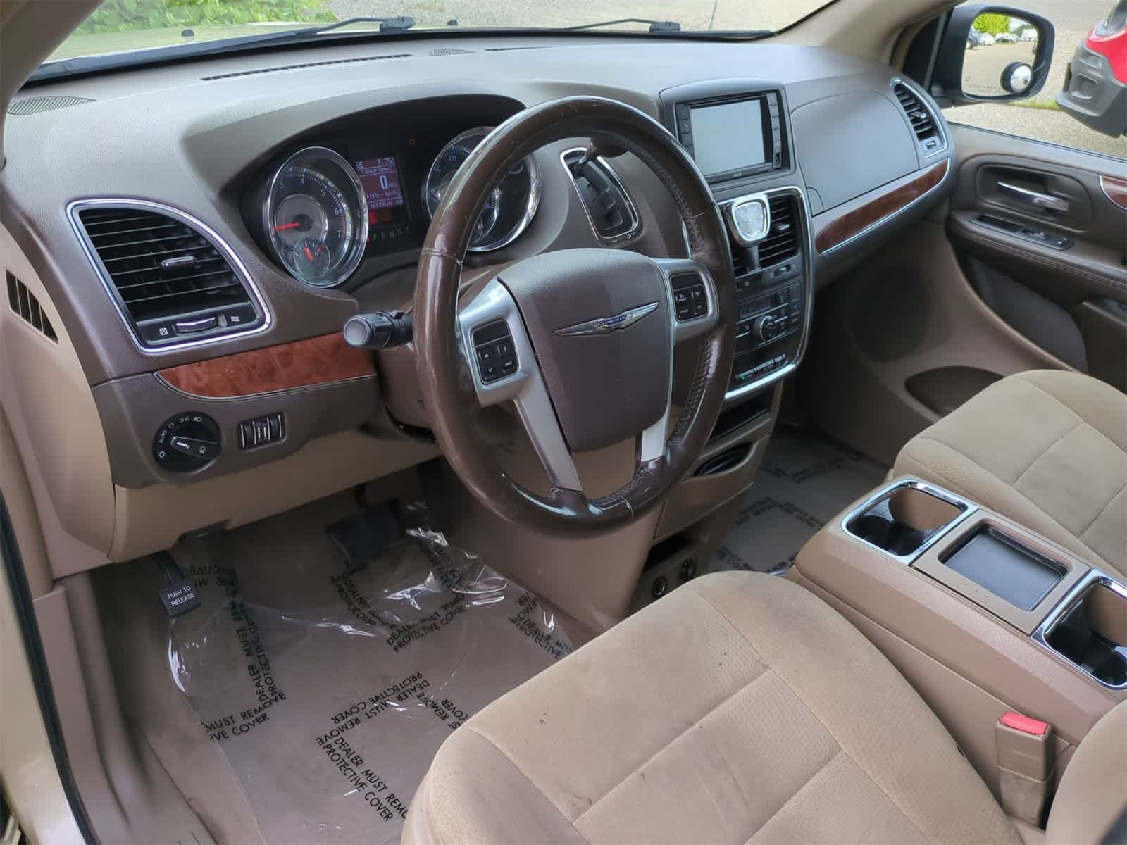 Thumbnail: 2011 Chrysler Town & Country - 10