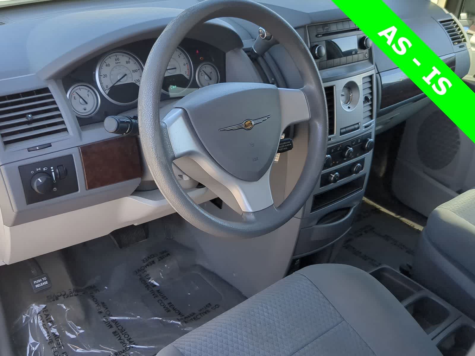 Thumbnail: 2010 Chrysler Town & Country - 10