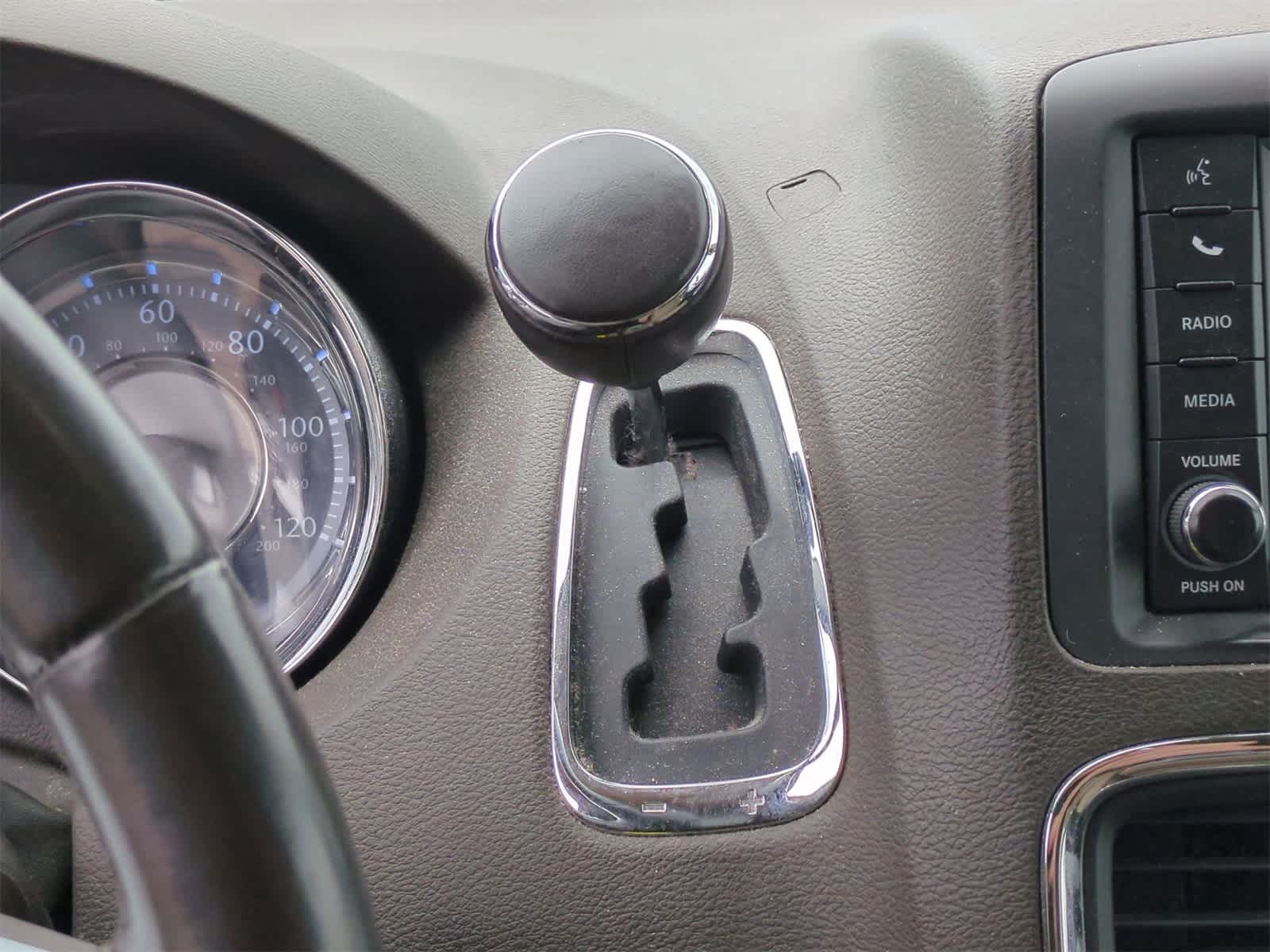 Thumbnail: 2011 Chrysler Town & Country - 25