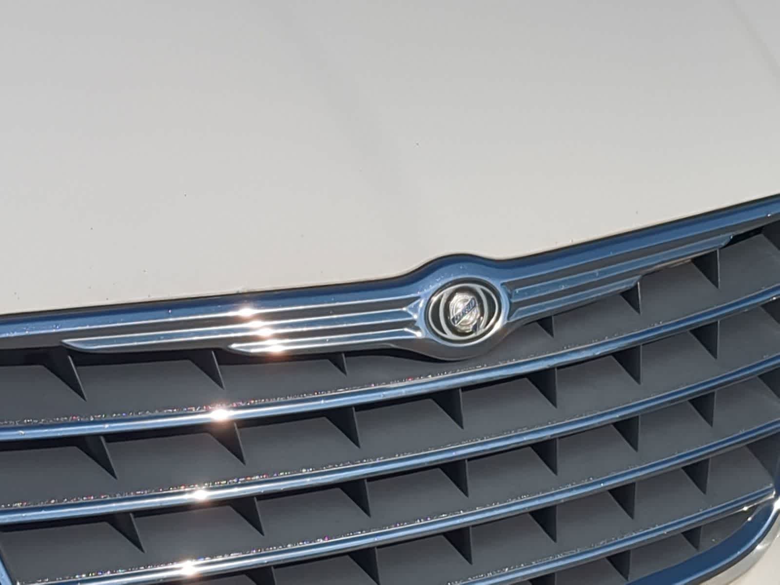 Thumbnail: 2010 Chrysler Town & Country - 12