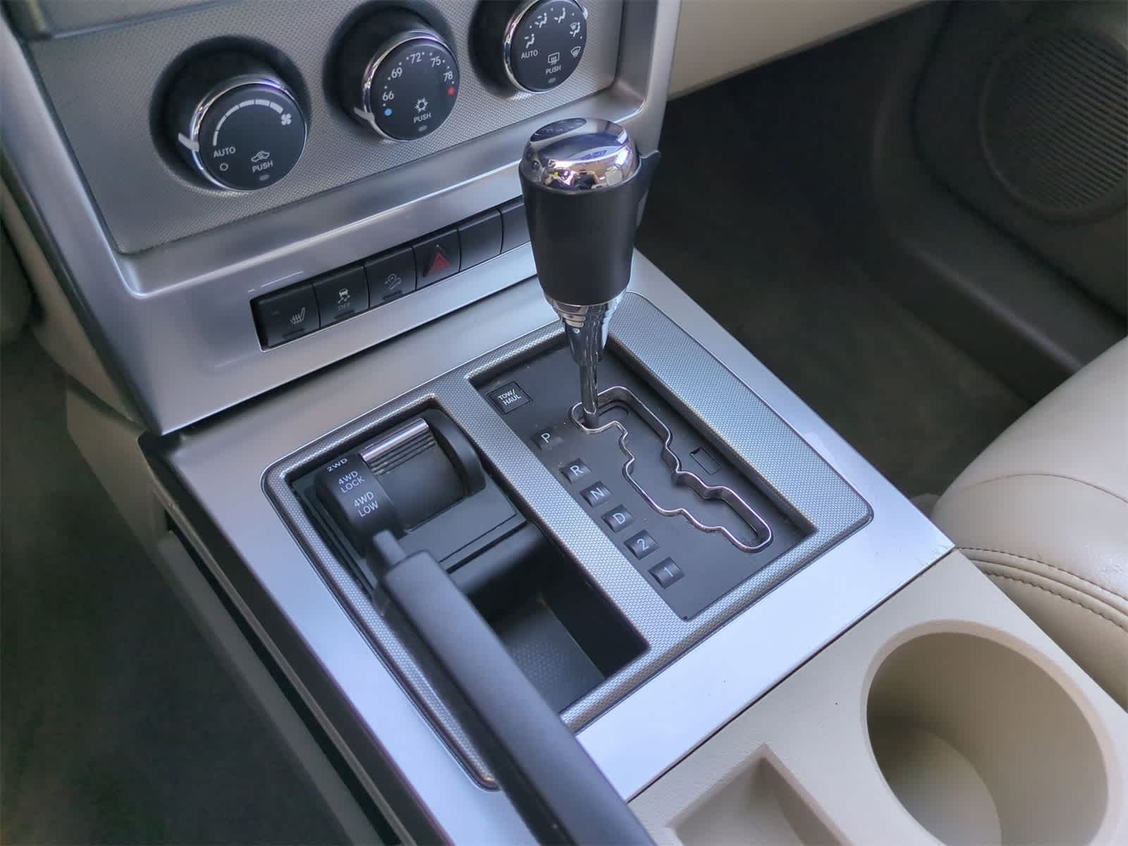Thumbnail: 2010 Jeep Liberty - 31