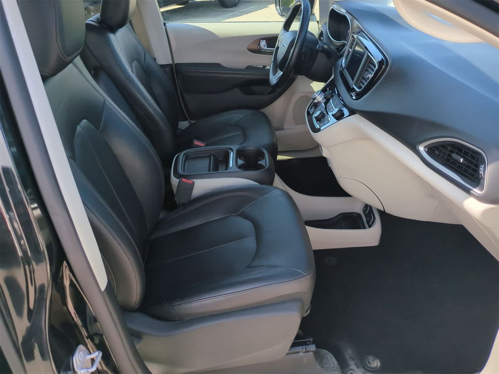 Thumbnail: 2019 Chrysler Pacifica - 22