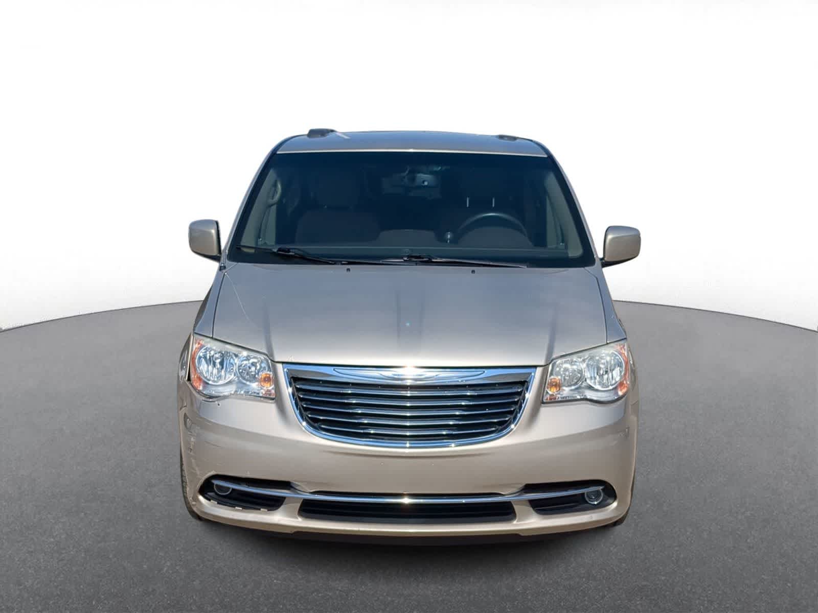 Thumbnail: 2013 Chrysler Town & Country - 3