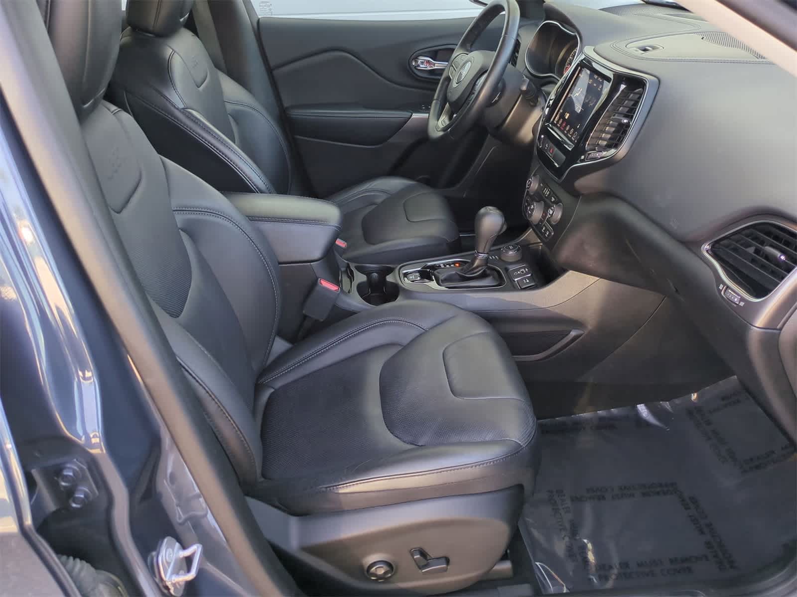 Thumbnail: 2019 Jeep Cherokee - 21