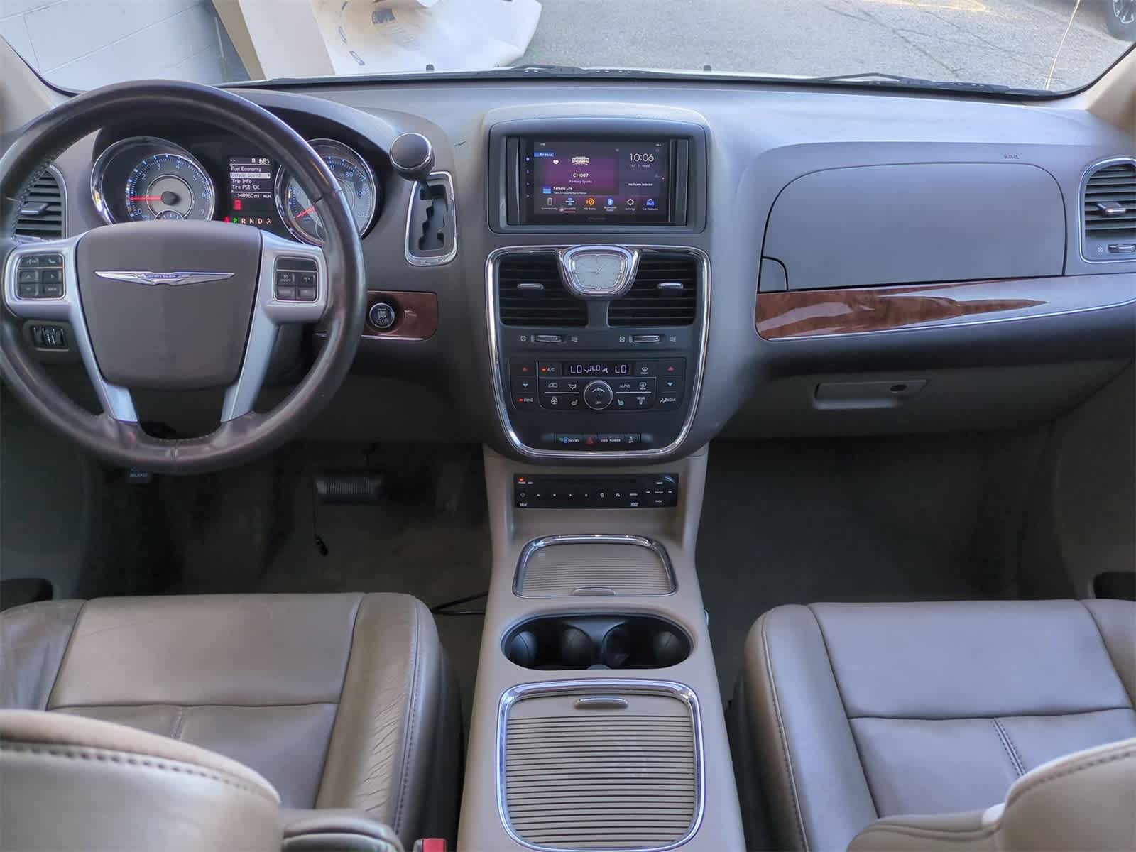 Thumbnail: 2011 Chrysler Town & Country - 14