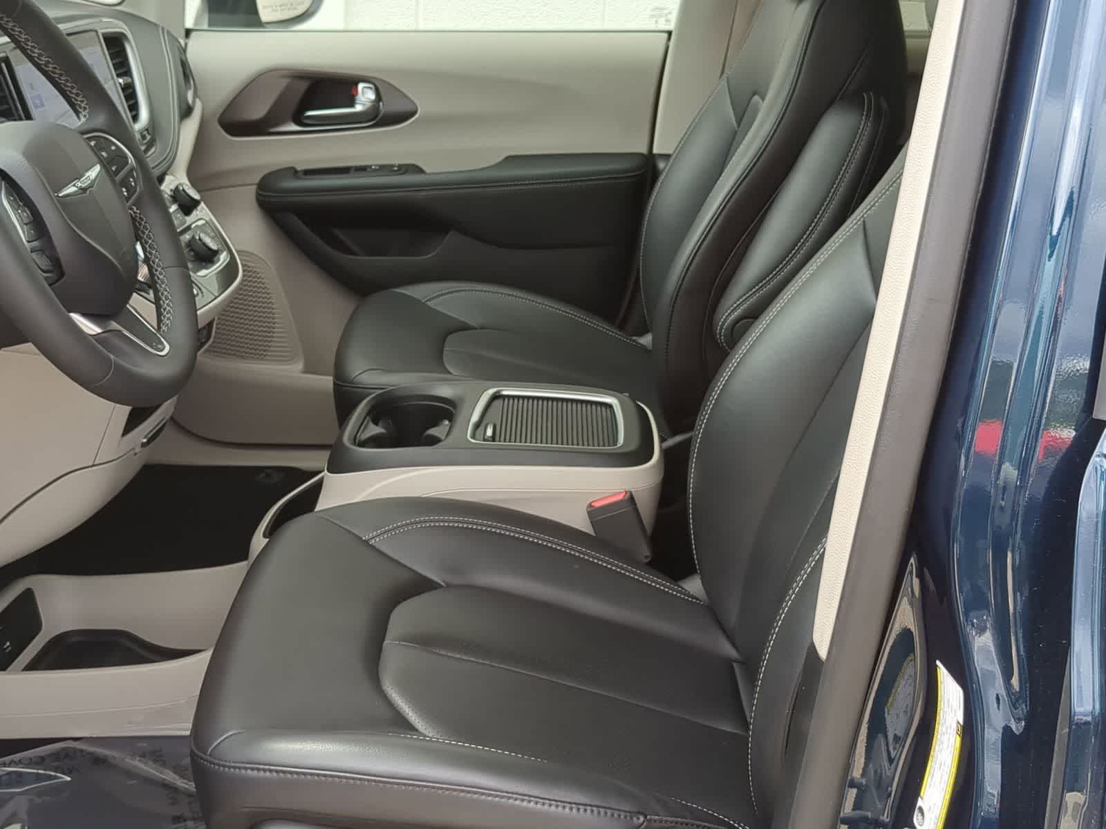 Thumbnail: 2023 Chrysler Pacifica - 16