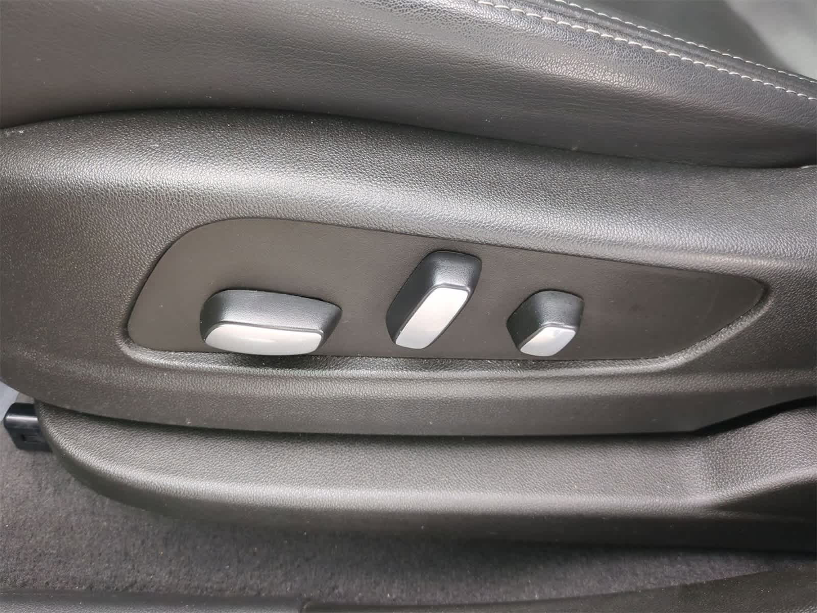 Thumbnail: 2023 Cadillac XT6 - 17