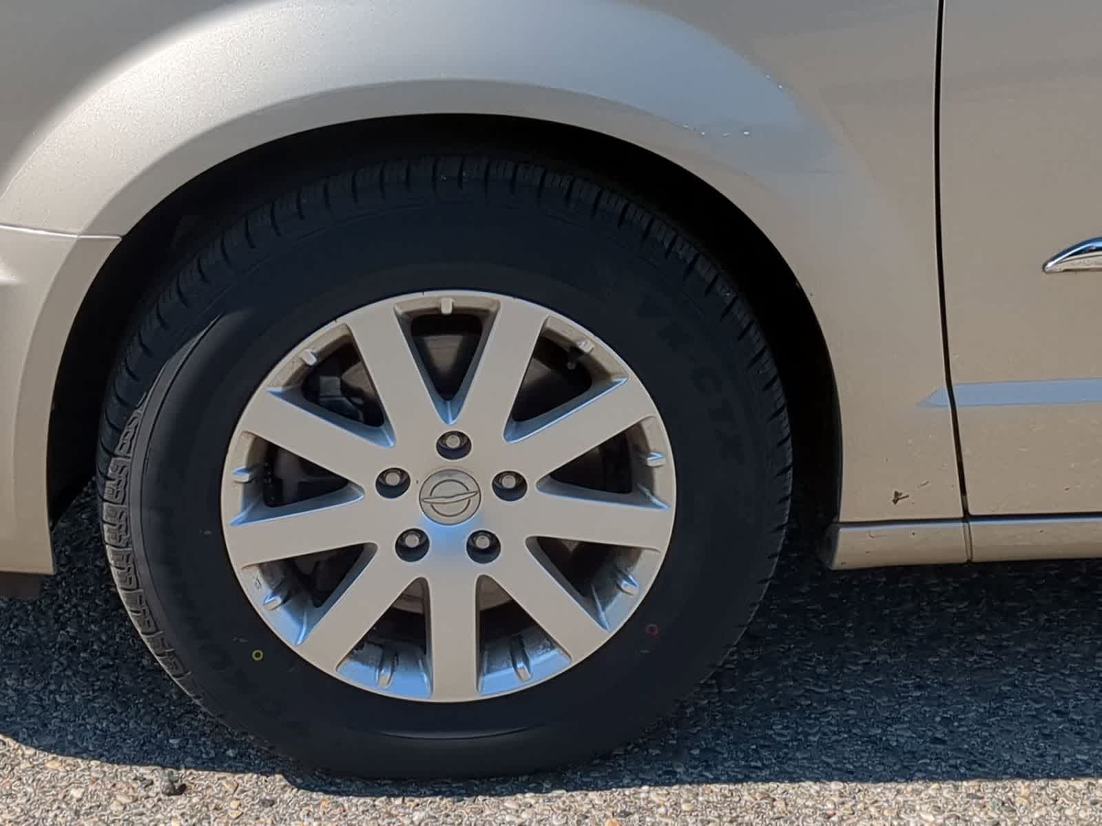 Thumbnail: 2013 Chrysler Town & Country - 14