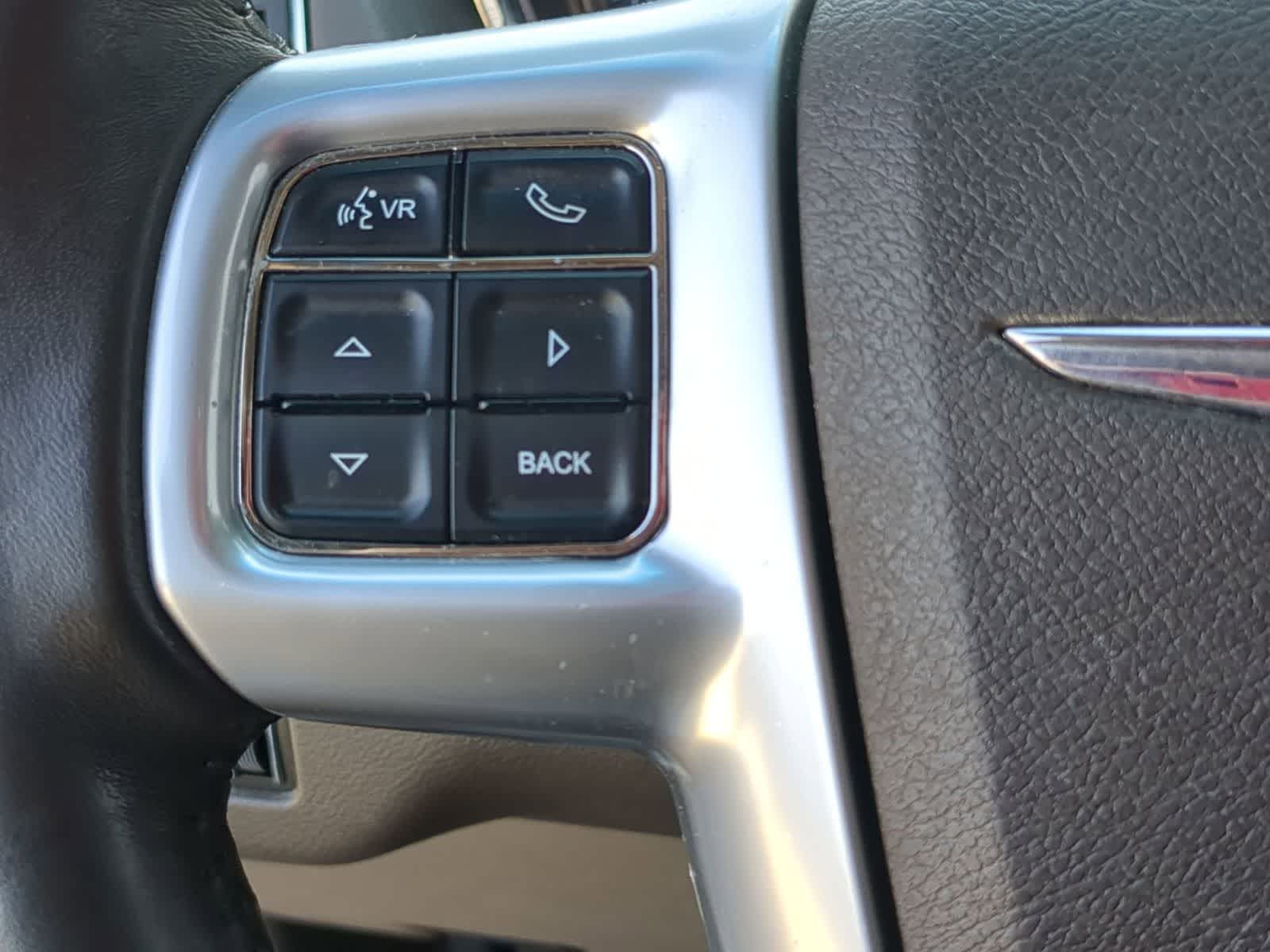 Thumbnail: 2013 Chrysler Town & Country - 23