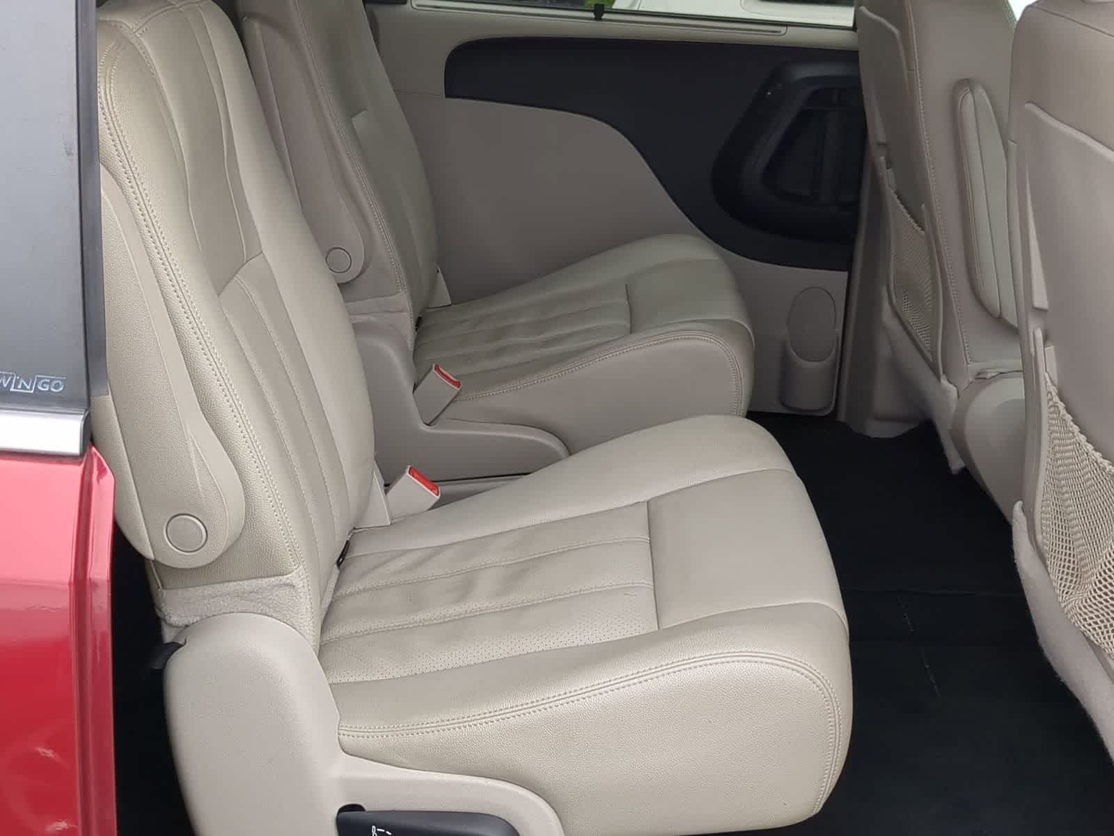 Thumbnail: 2013 Chrysler Town & Country - 20